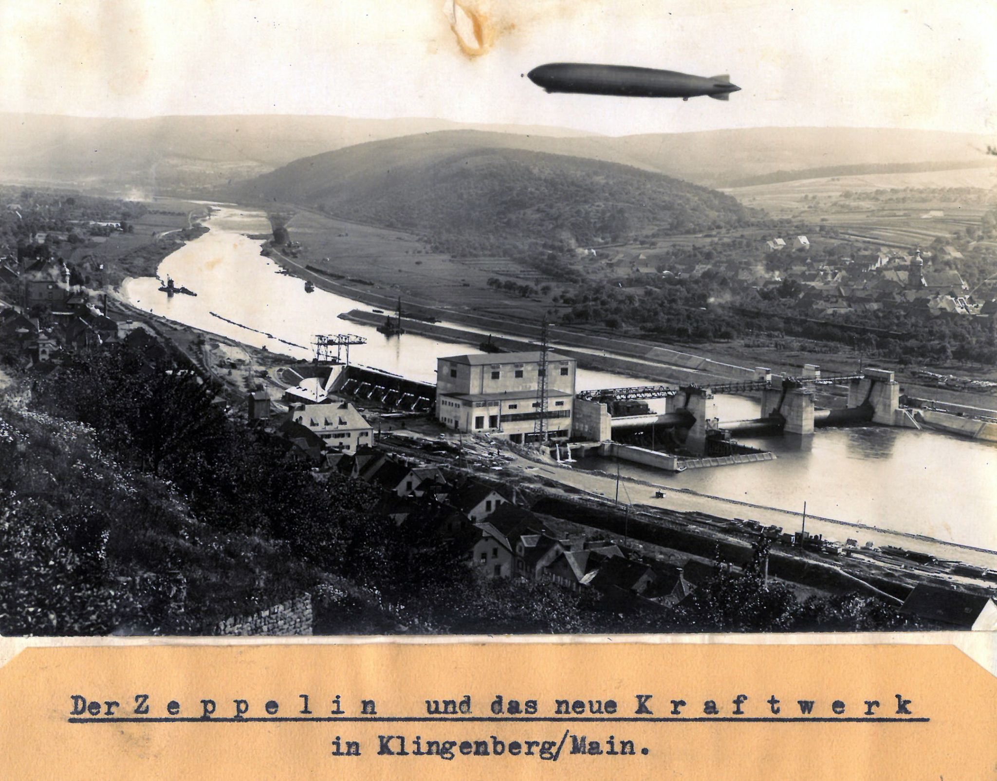 Zeppelin D LZ 127 über dem neuen Kraftwerk