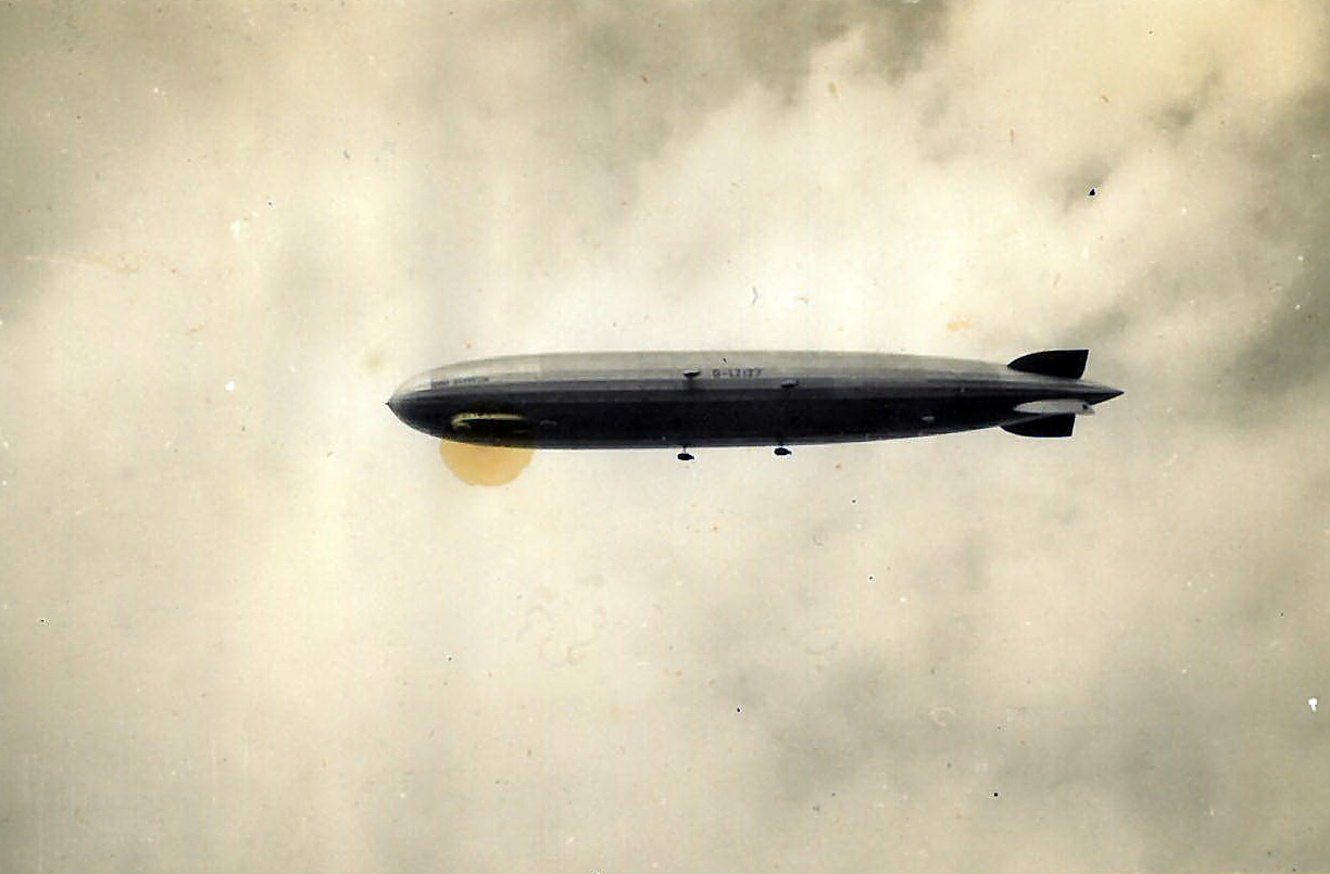 Zeppelin D LZ 127 über dem neuen Kraftwerk