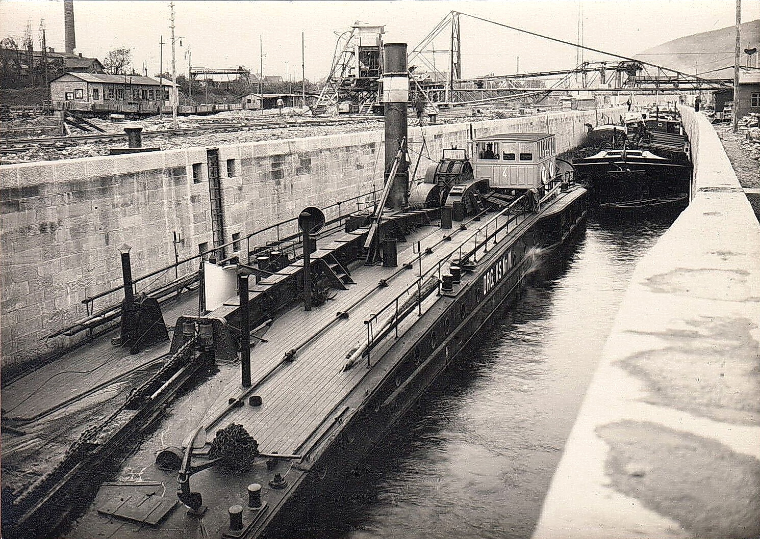 Das Kettenschleppschiff mit Schiffszug in der Schleusenkammer