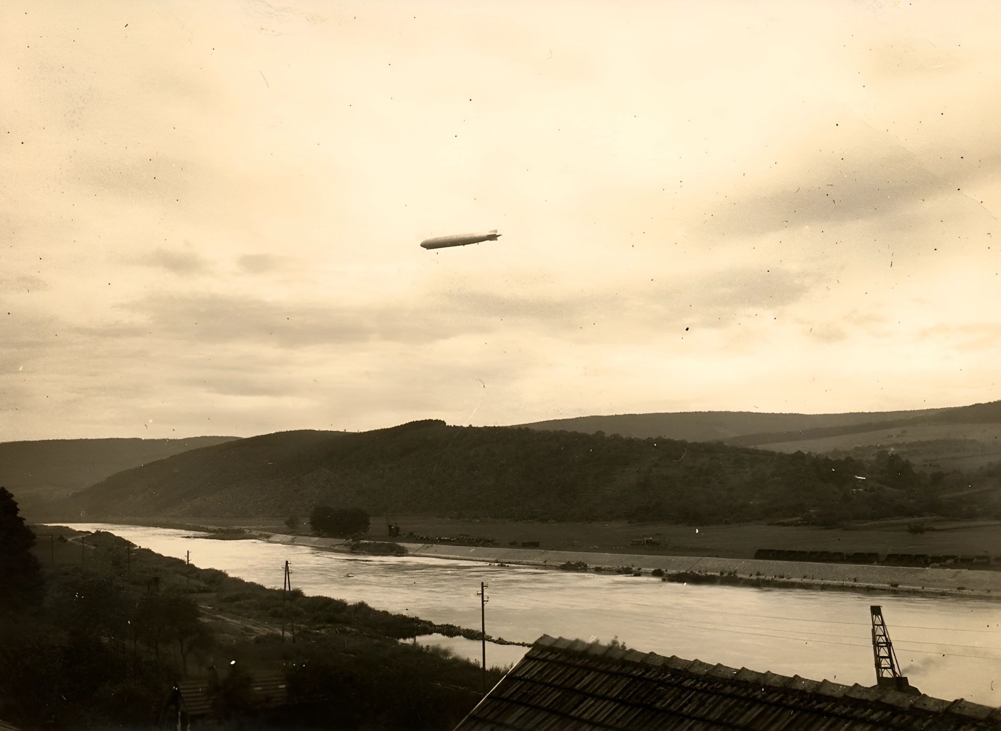 Zeppelin D LZ 127 über dem neuen Kraftwerk