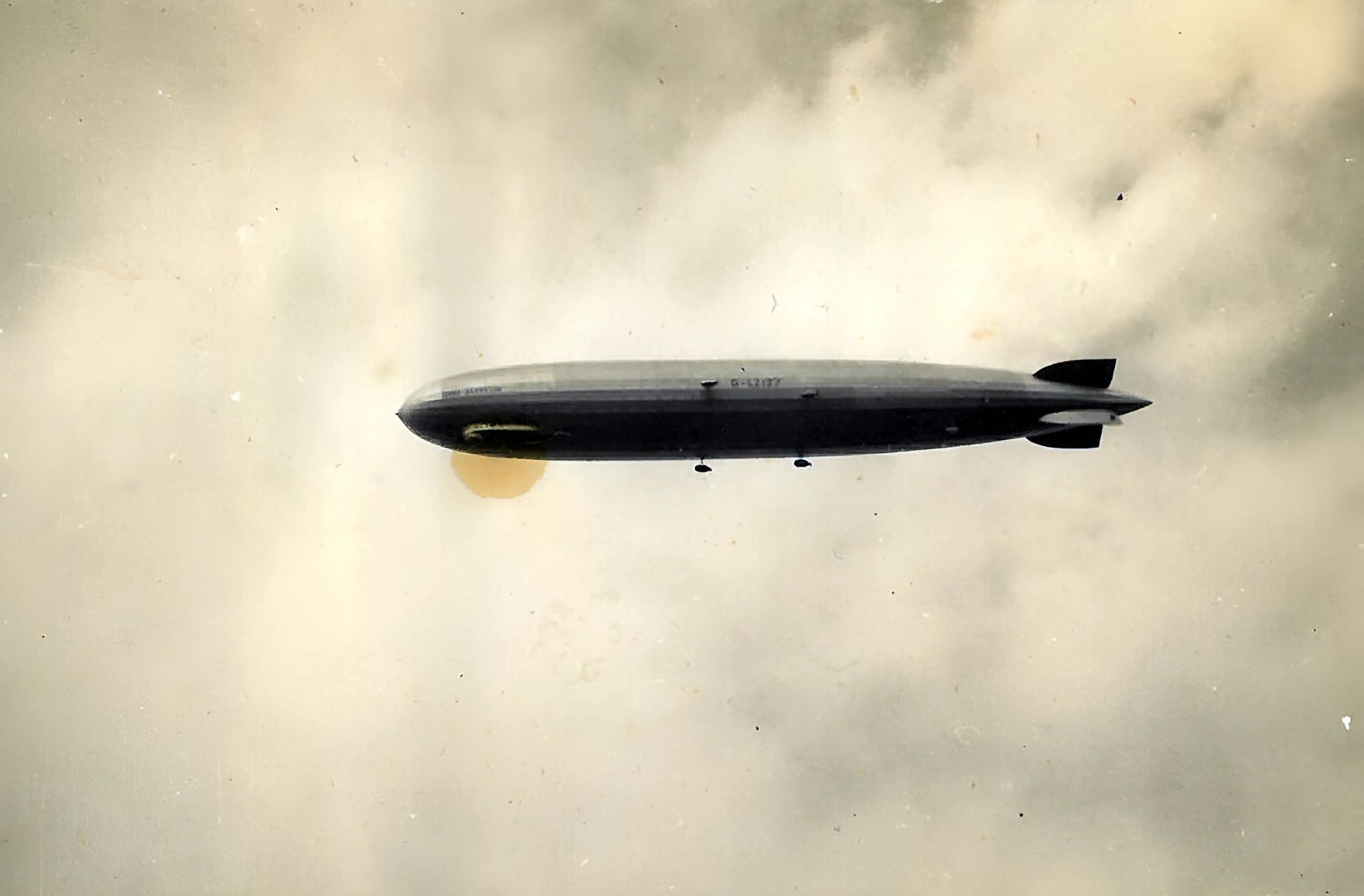Zeppelin D LZ 127 über dem neuen Kraftwerk