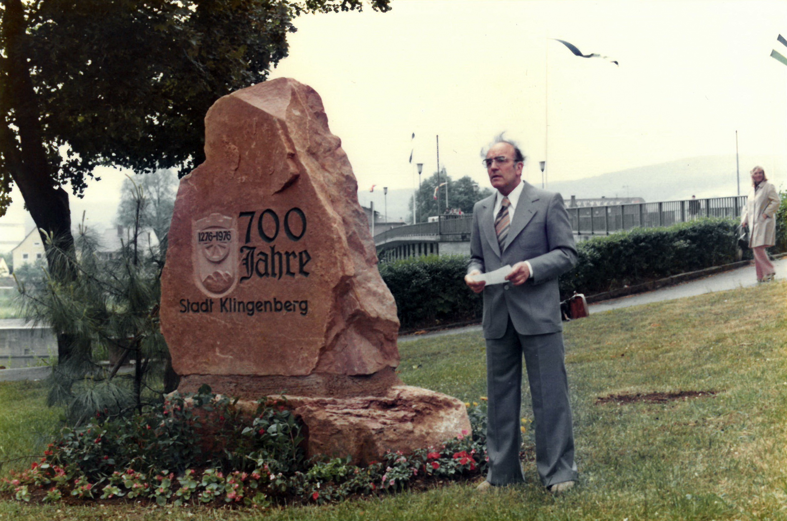 Bürgermeister Walter Riermaier bei der Enthüllung des neu geschaffenen Gedenksteins