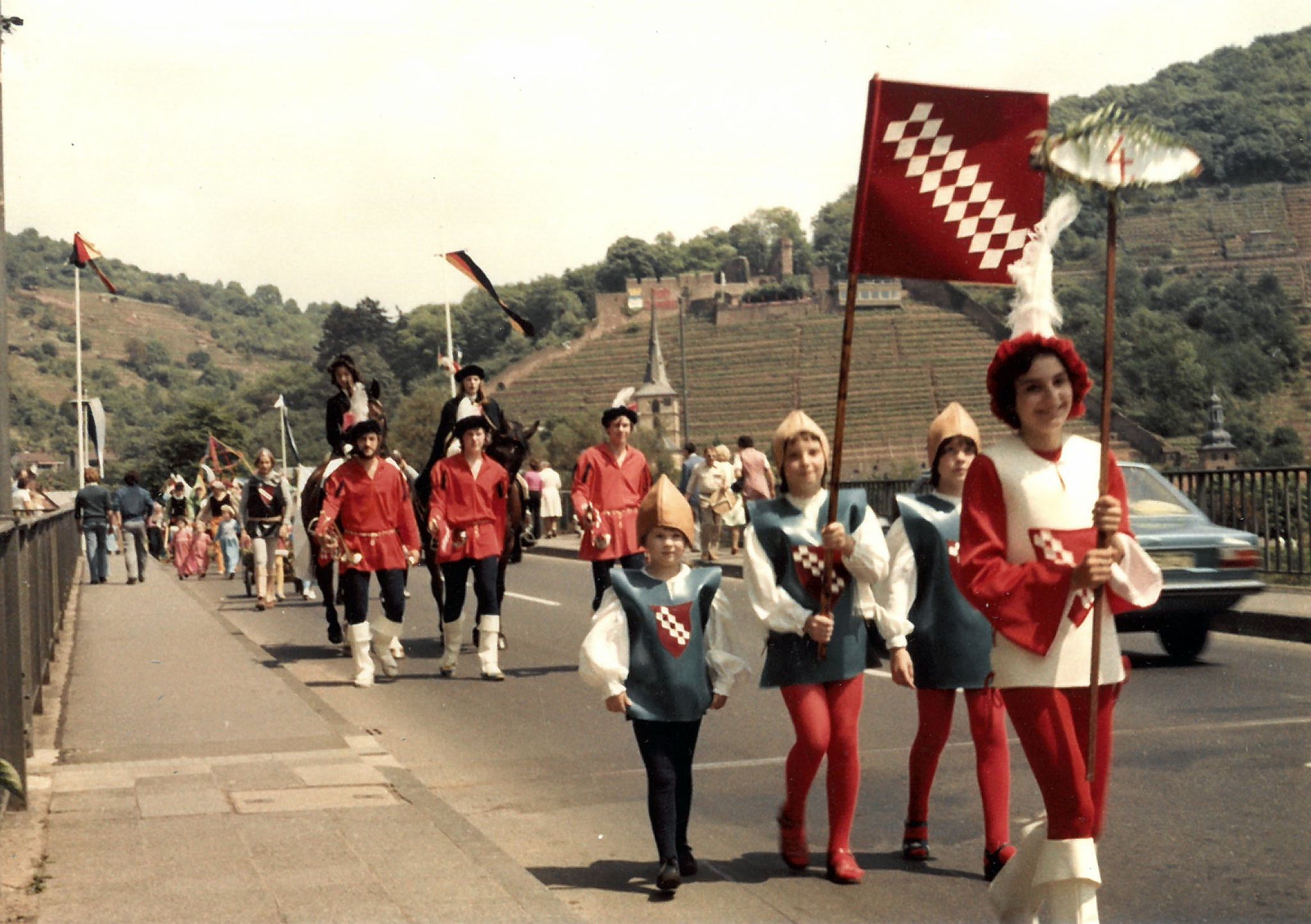 Die Fahne der Bickenbacher flattert voran