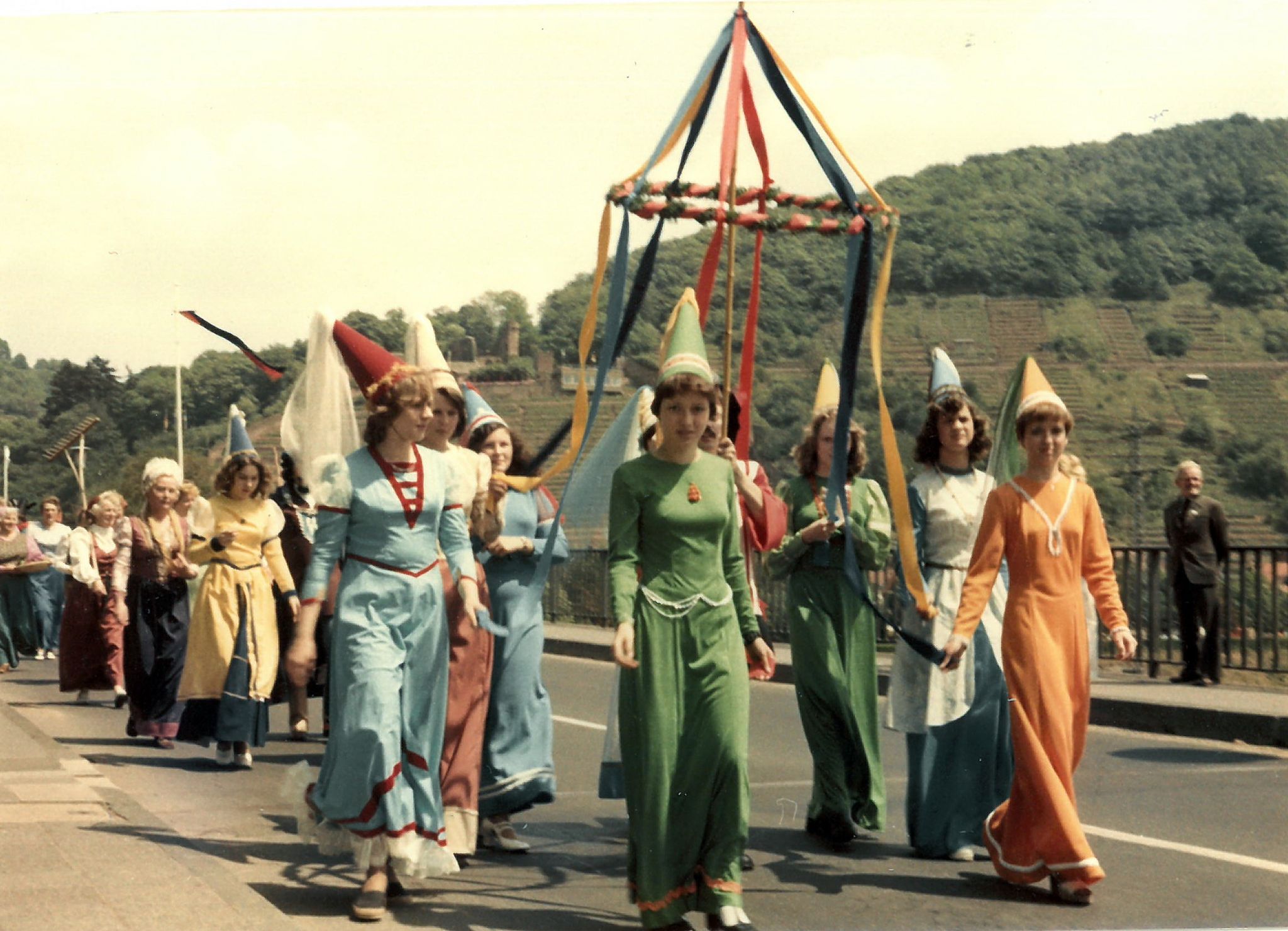"In der Jugend schönster Blüte: Die Burgfräulein"