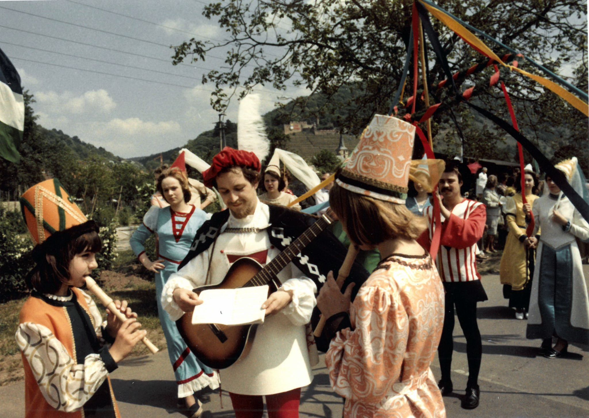 "Zum Tanze da geht ein Mädel mit güldenem Band"