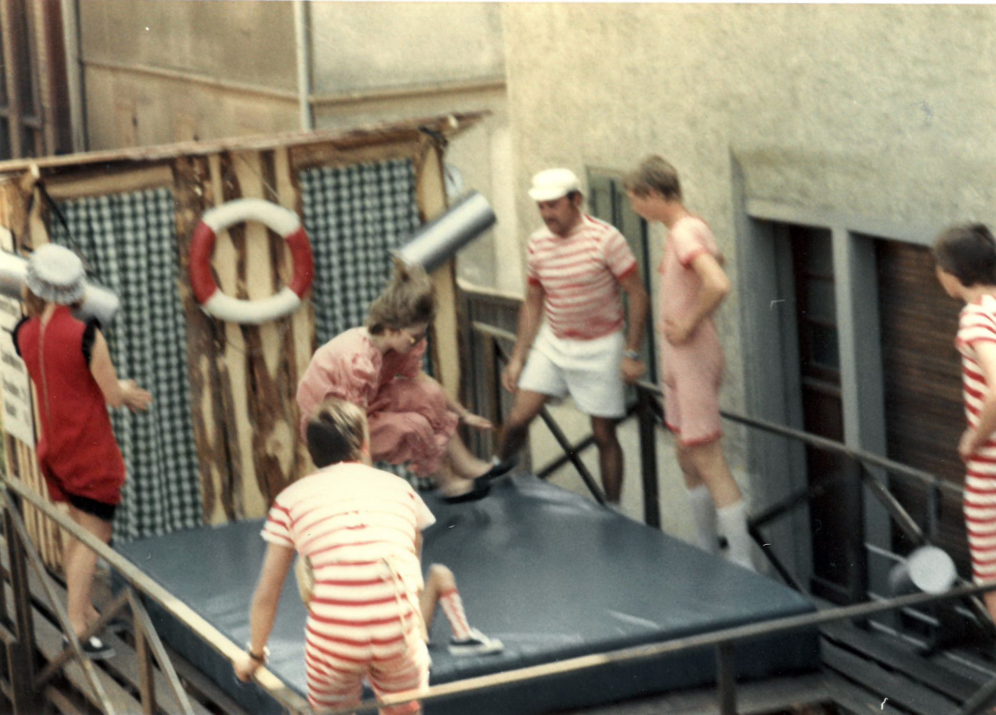 "So badete man in der Badeanstalt im Main um 1910"