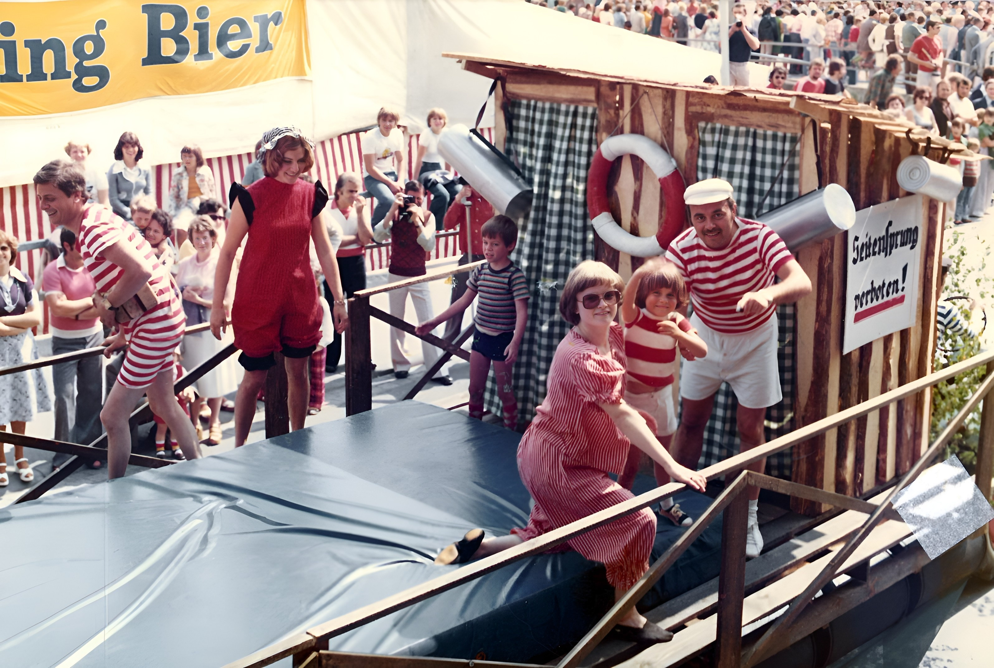 Dieser Wagen stellt die Badeanstalt im Main um 1910 dar.