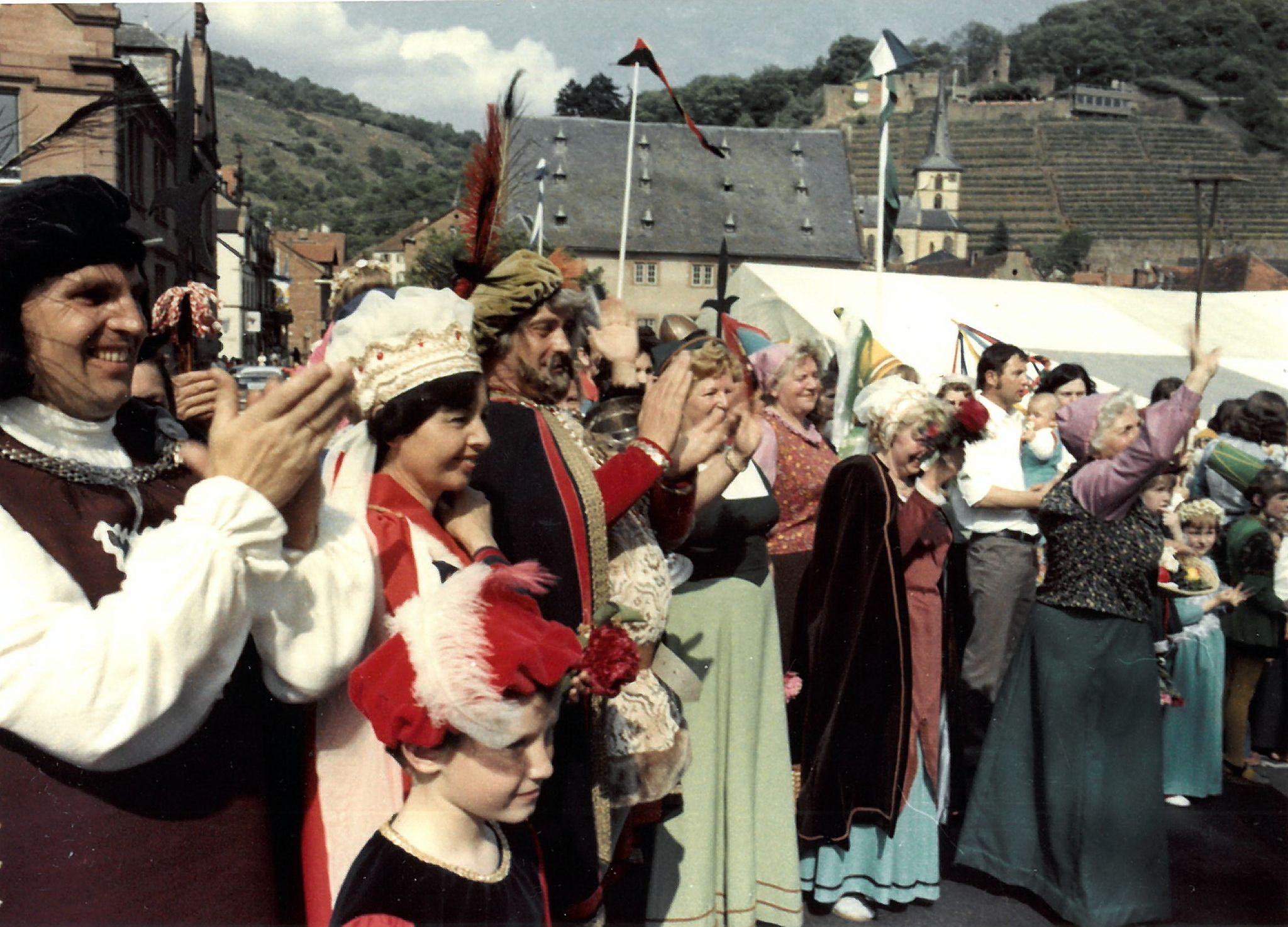 "Langsam löst sich der Festzug auf ..."