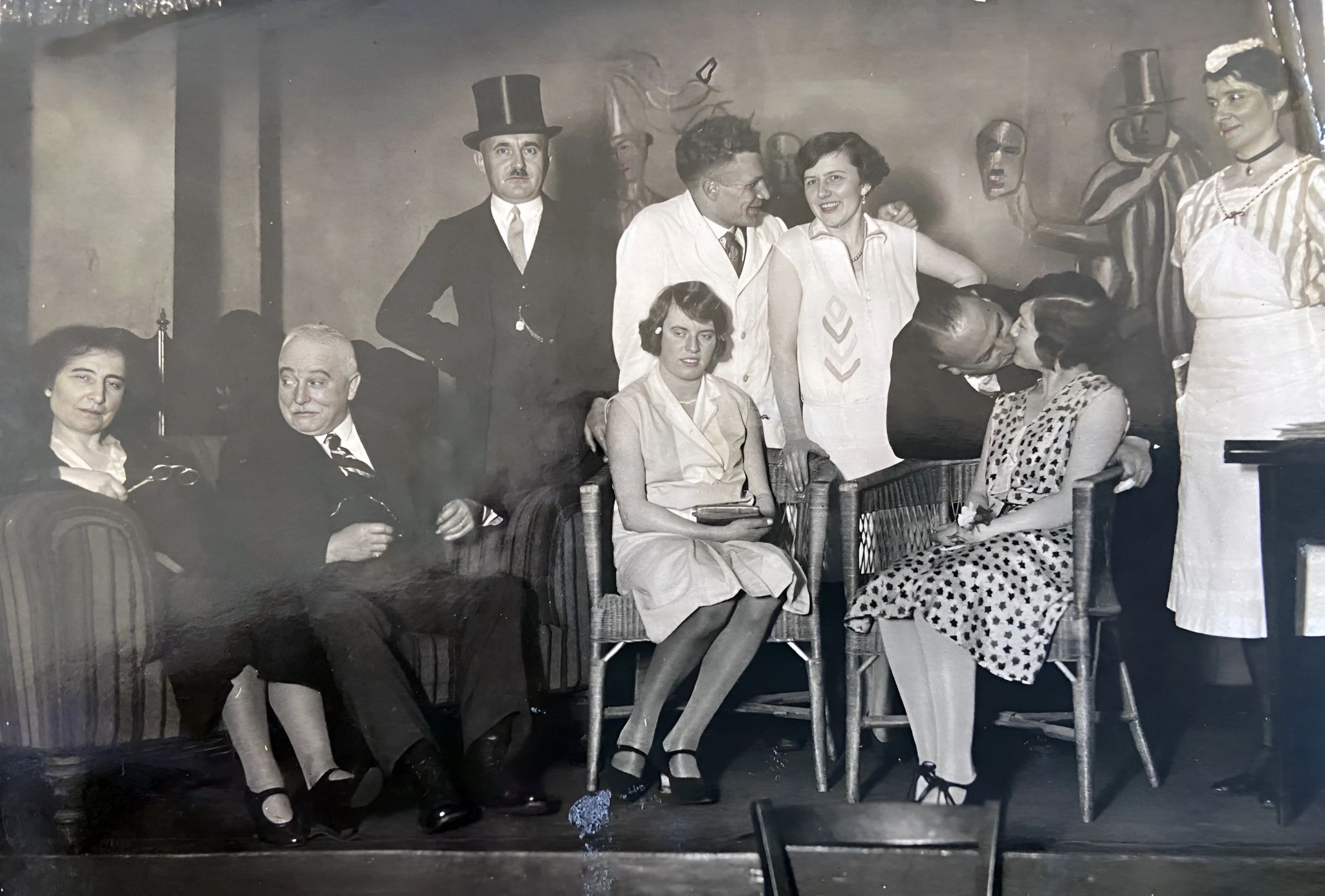 Szene aus einem Theaterstück um 1930