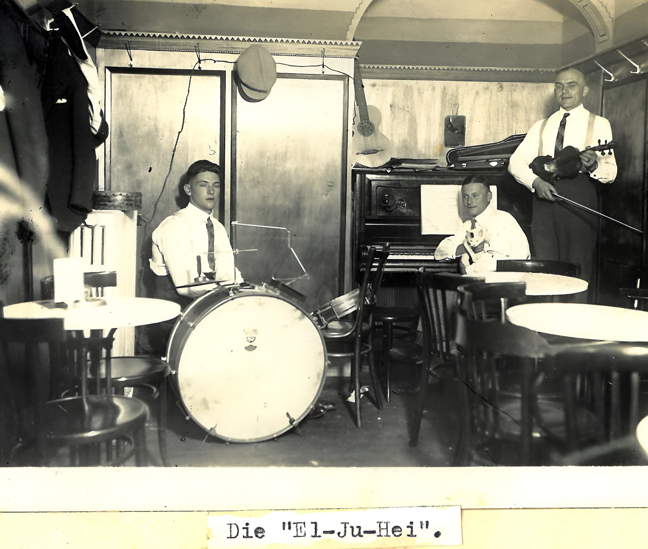 Faschingsball im Saalbau Schipper in den 1930er Jahren