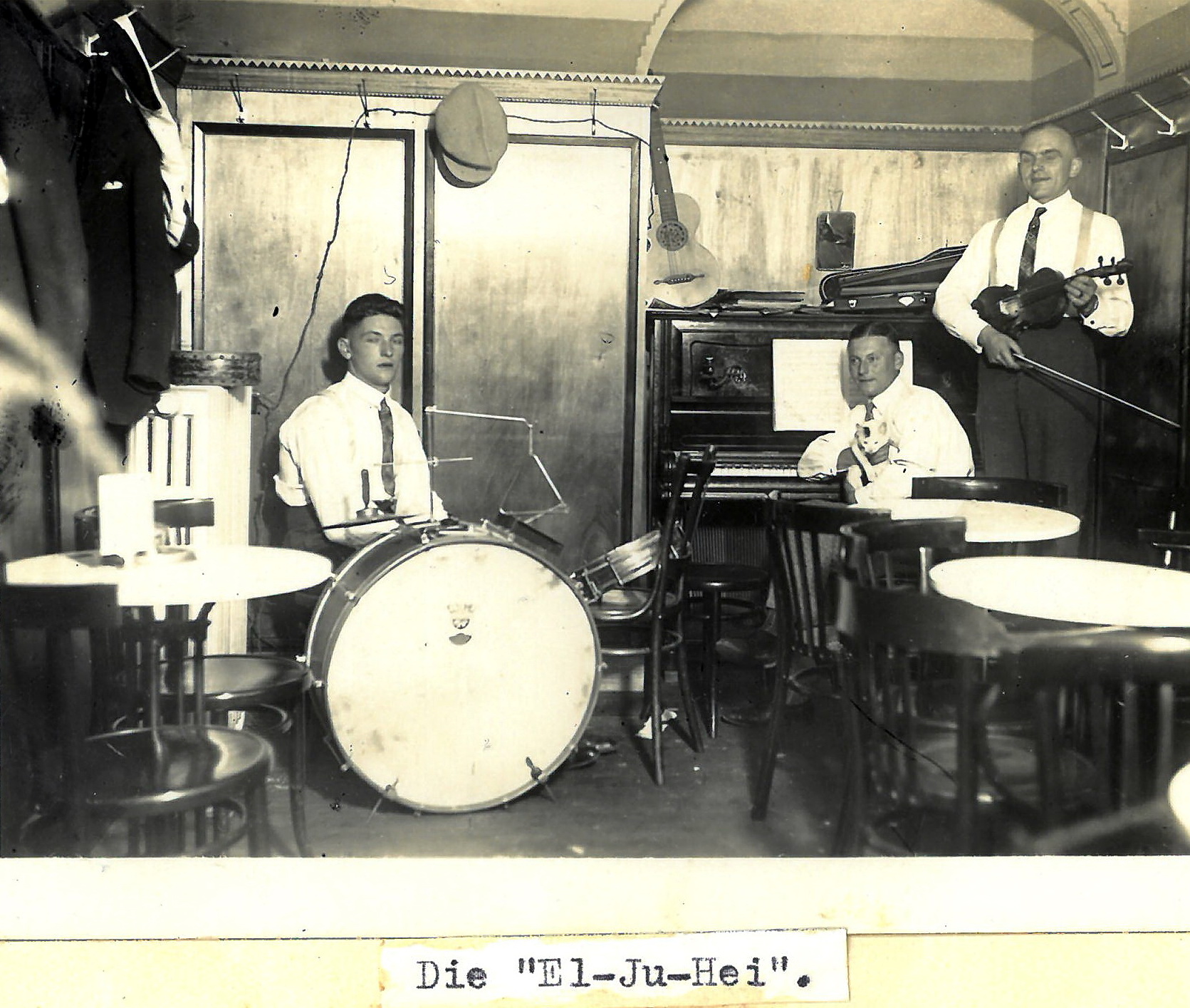 Faschingsball im Saalbau Schipper in den 1930er Jahren