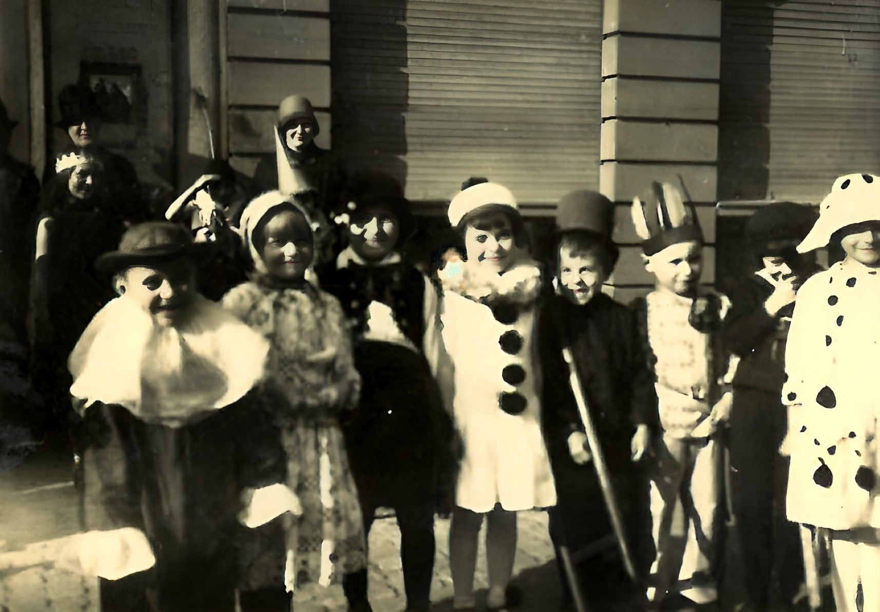 Faschingskinder vor dem Café Schmitt