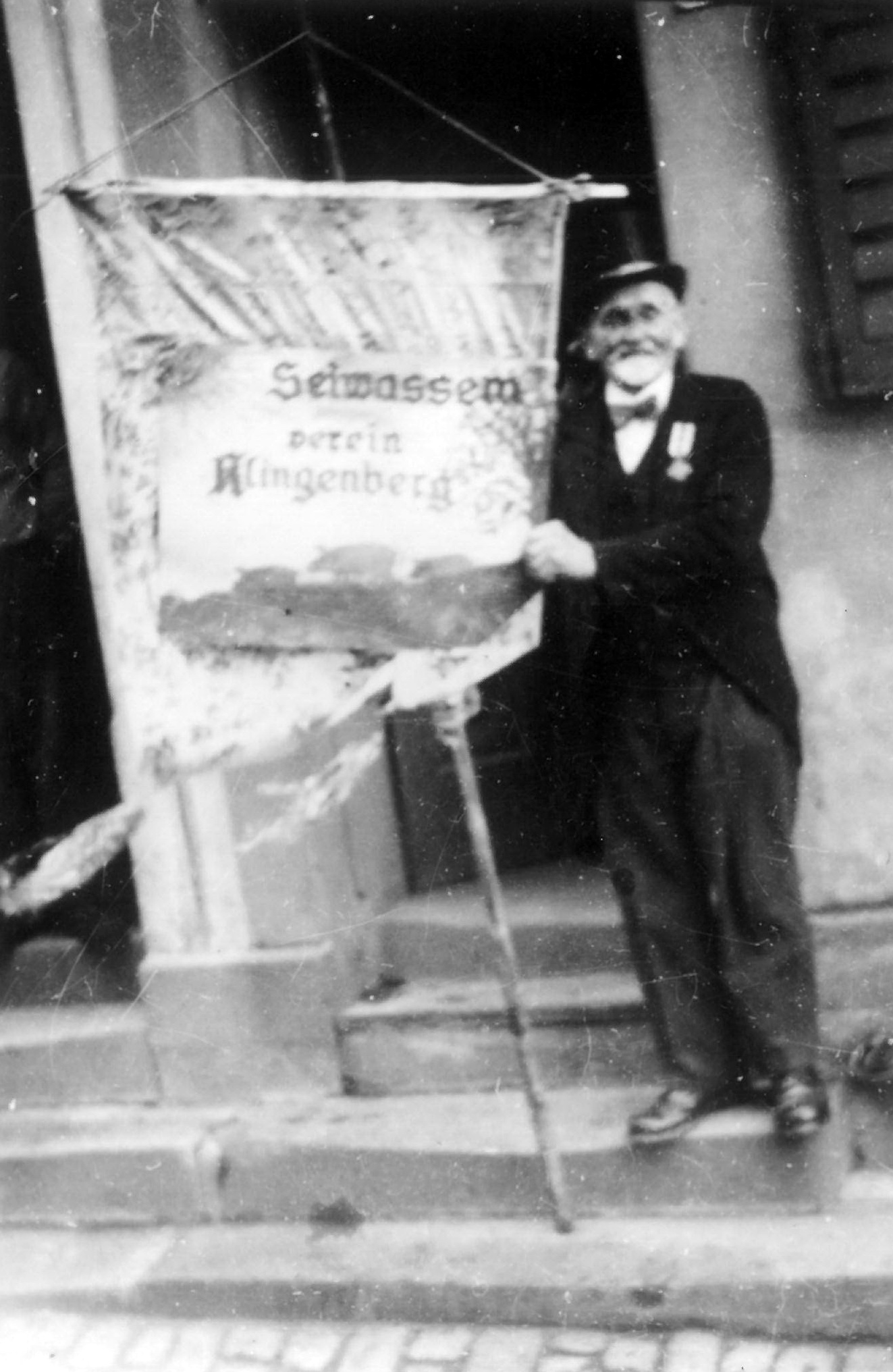 Standarte des Seiwassem-Vereins in der Bergwerkstraße 1950