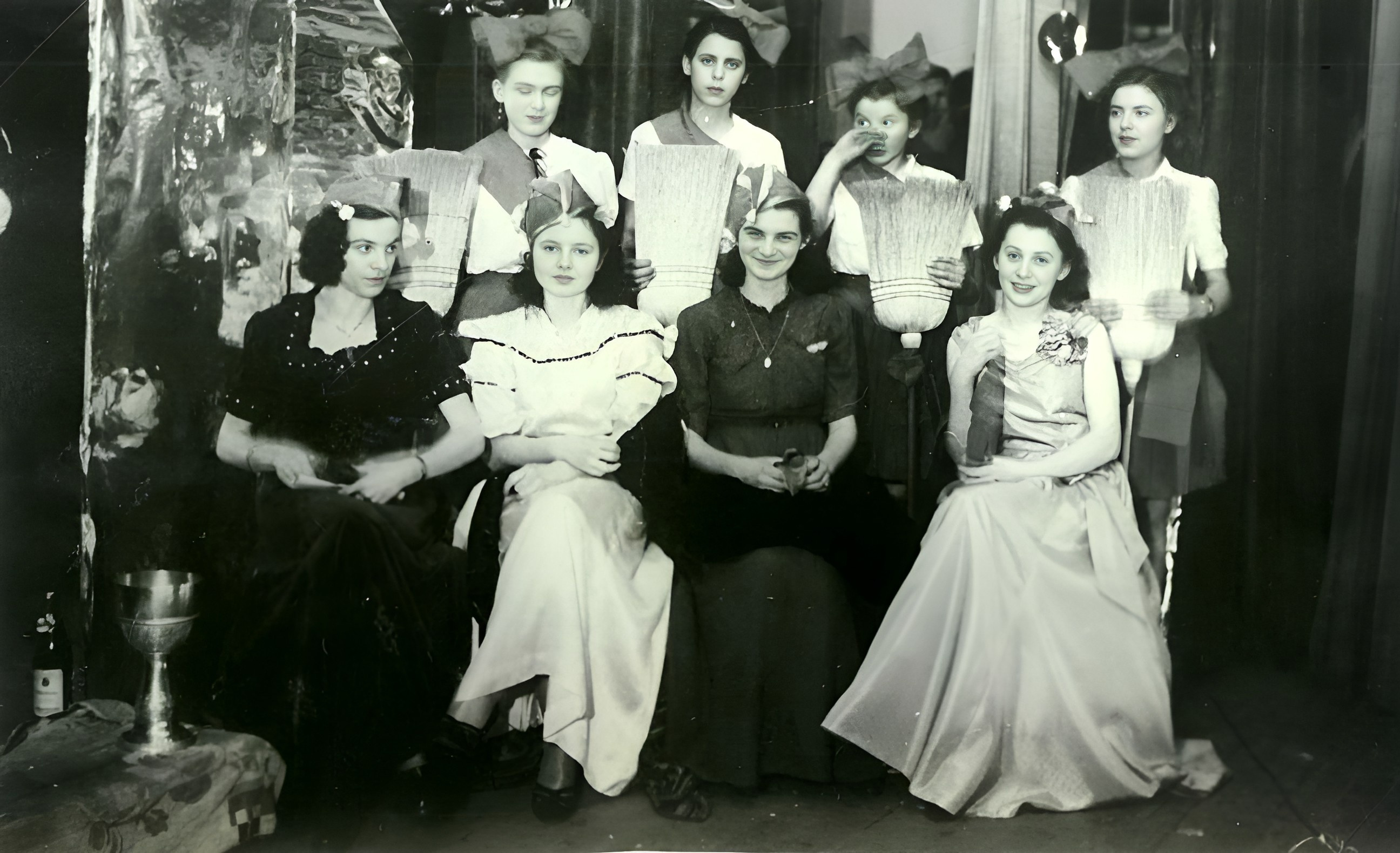 Hofdamen mit Besengarde in "Weiberwirtschaft mit Prinzessin Lilo" 1950