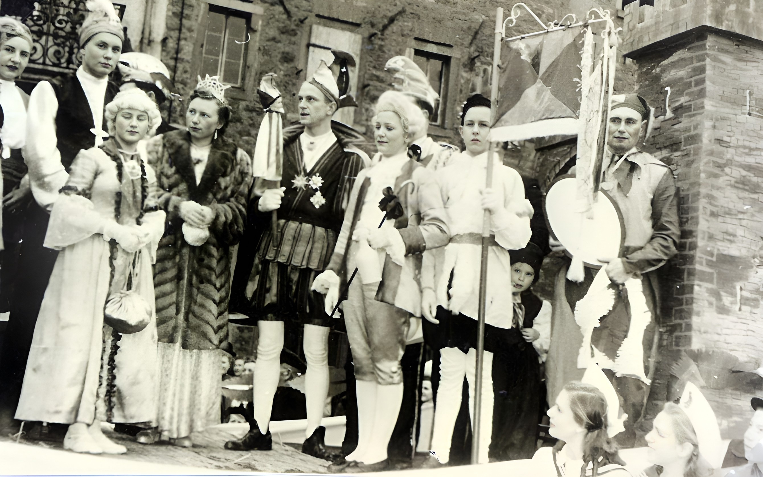 Liesel Englert als Prinzessin Lilo I mit Hofstaat 1950