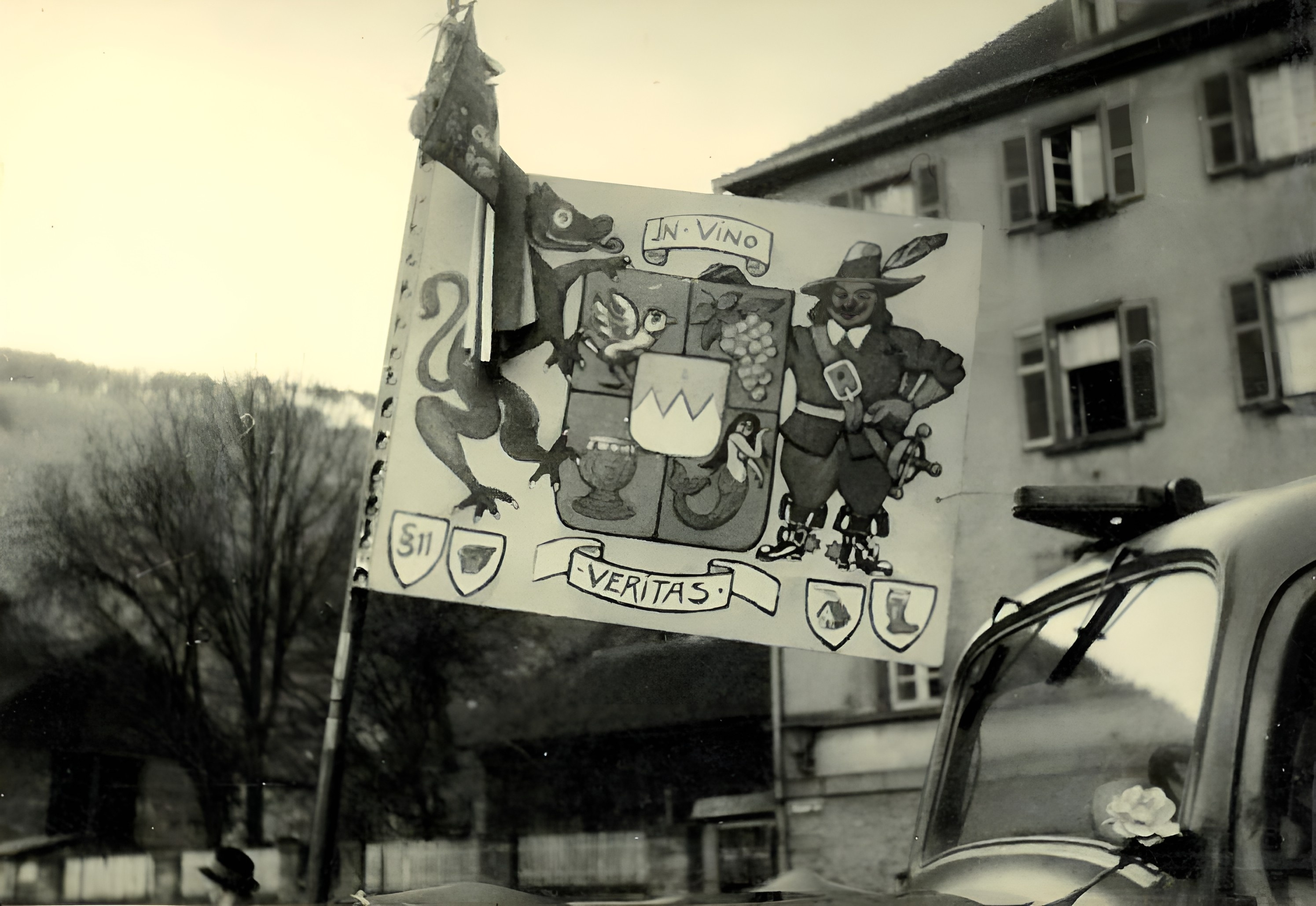 Faschings-Standarte auf dem Marktplatz 1951