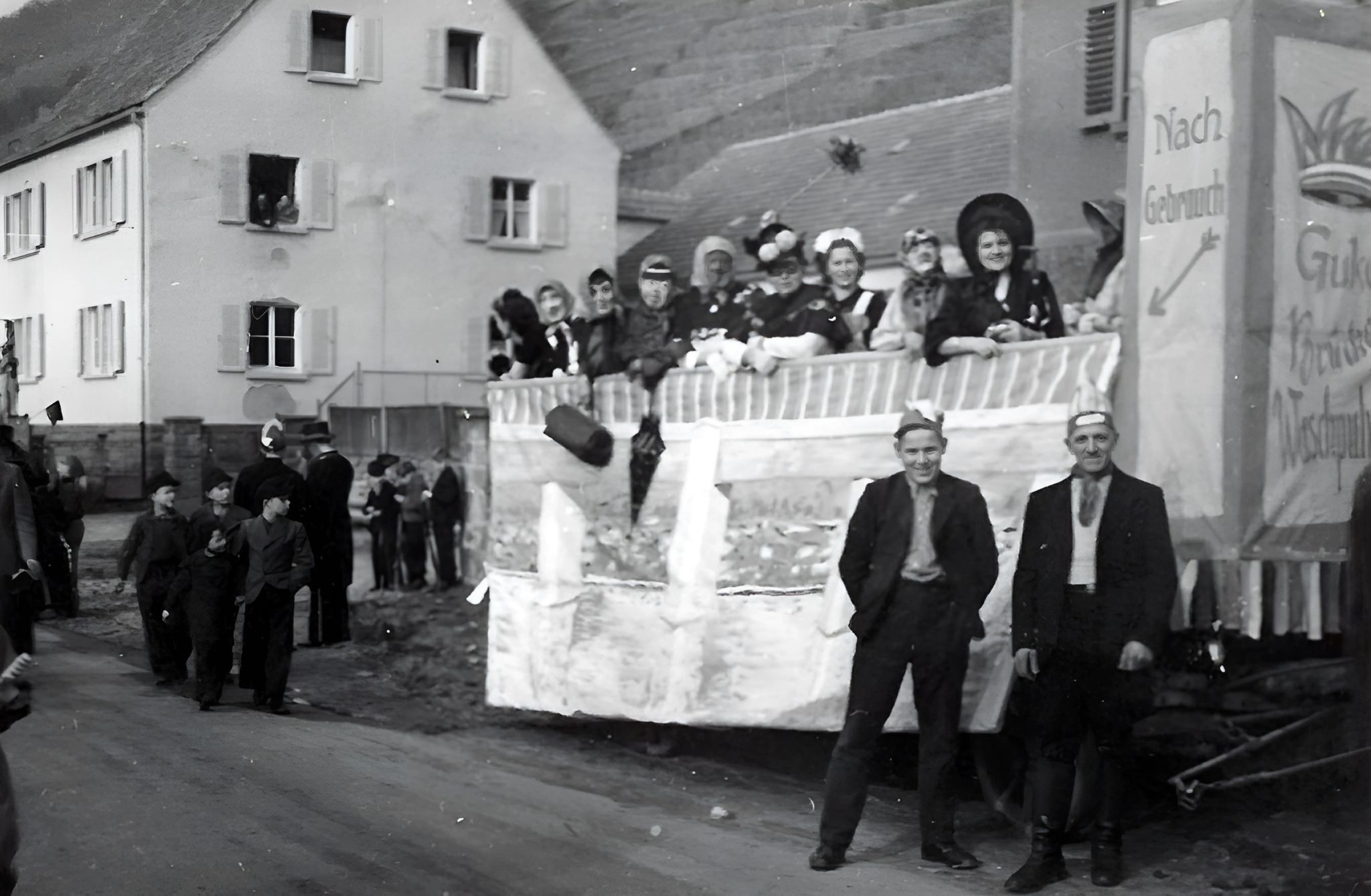 Der "Brückenwagen" vor der Ludwigstraße 90
