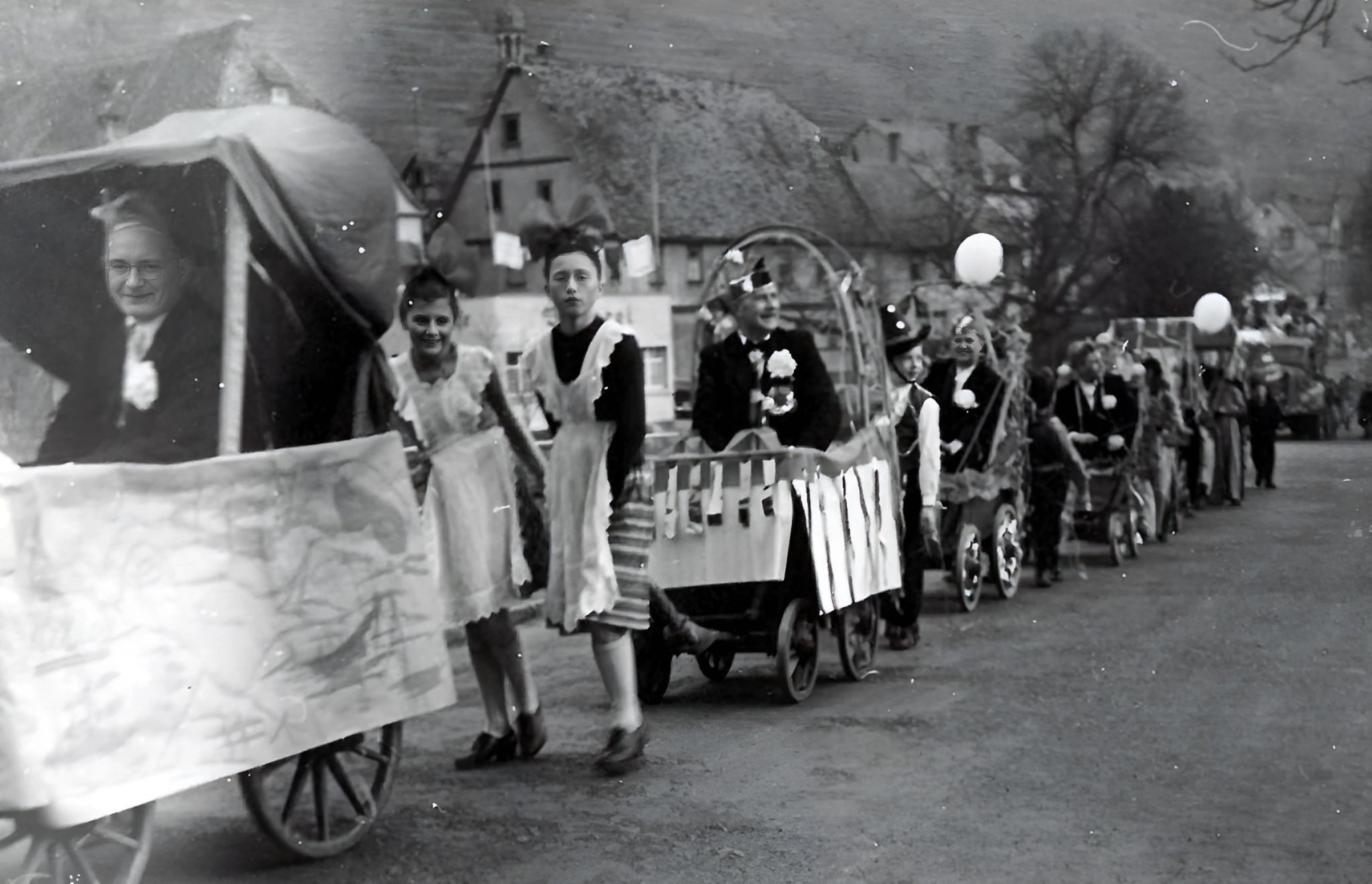 Der Elferrat zieht in der Brückenstraße am Winzerfestplatz vorbei