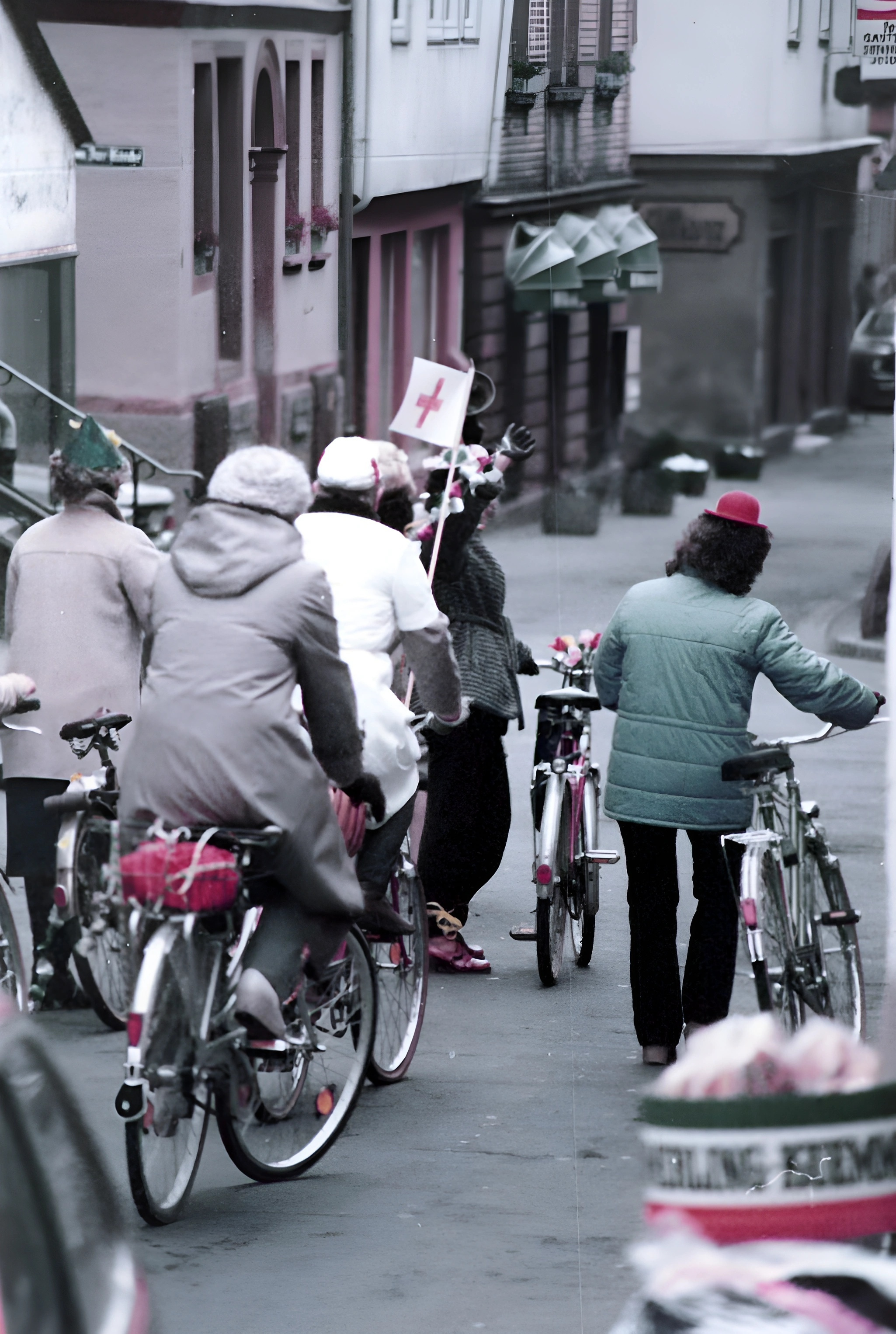 Die Mittwochsturnerinnen am Rosenmontag 1983 in der Altstadt