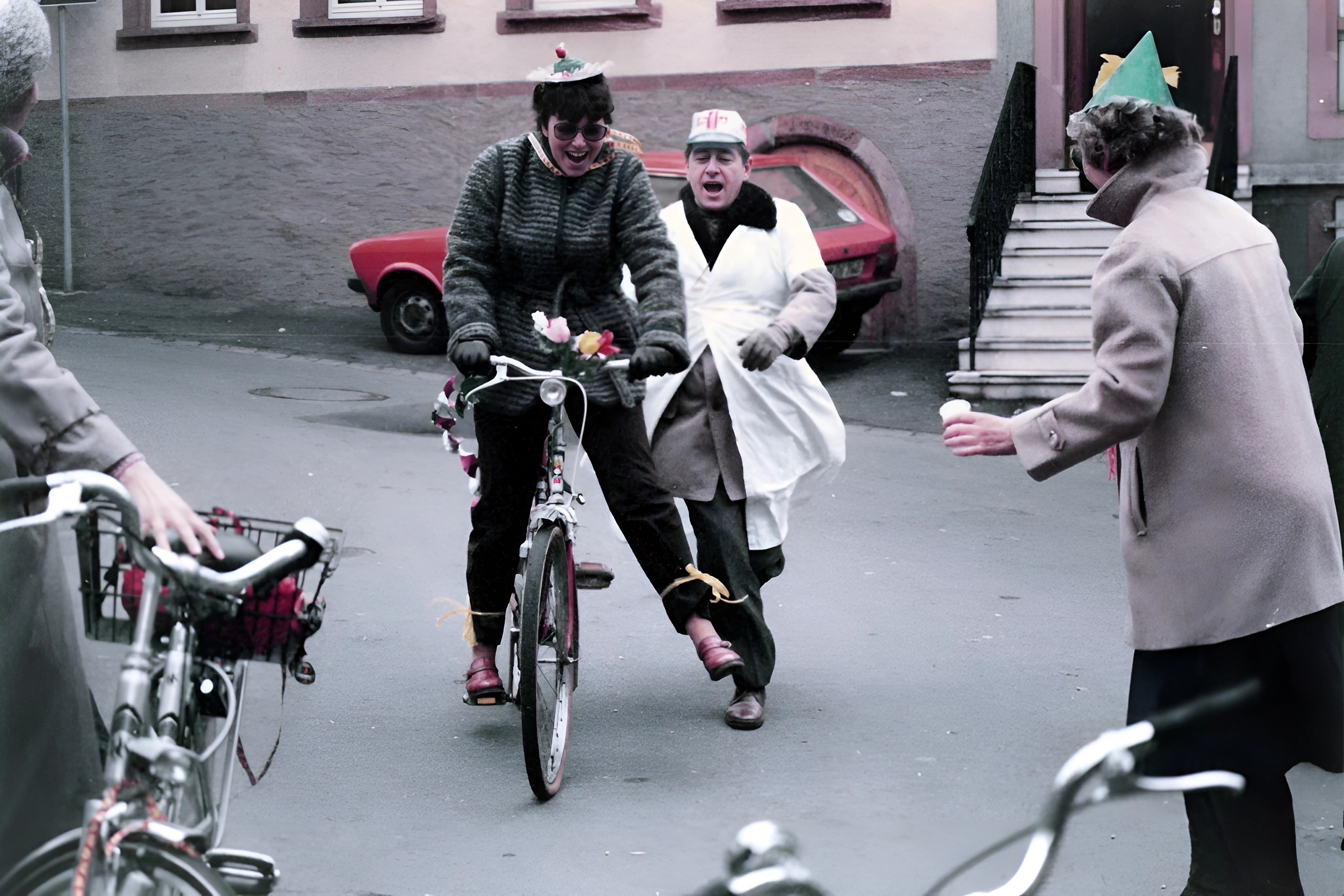 Die Mittwochsturnerinnen am Rosenmontag 1983 in der Altstadt