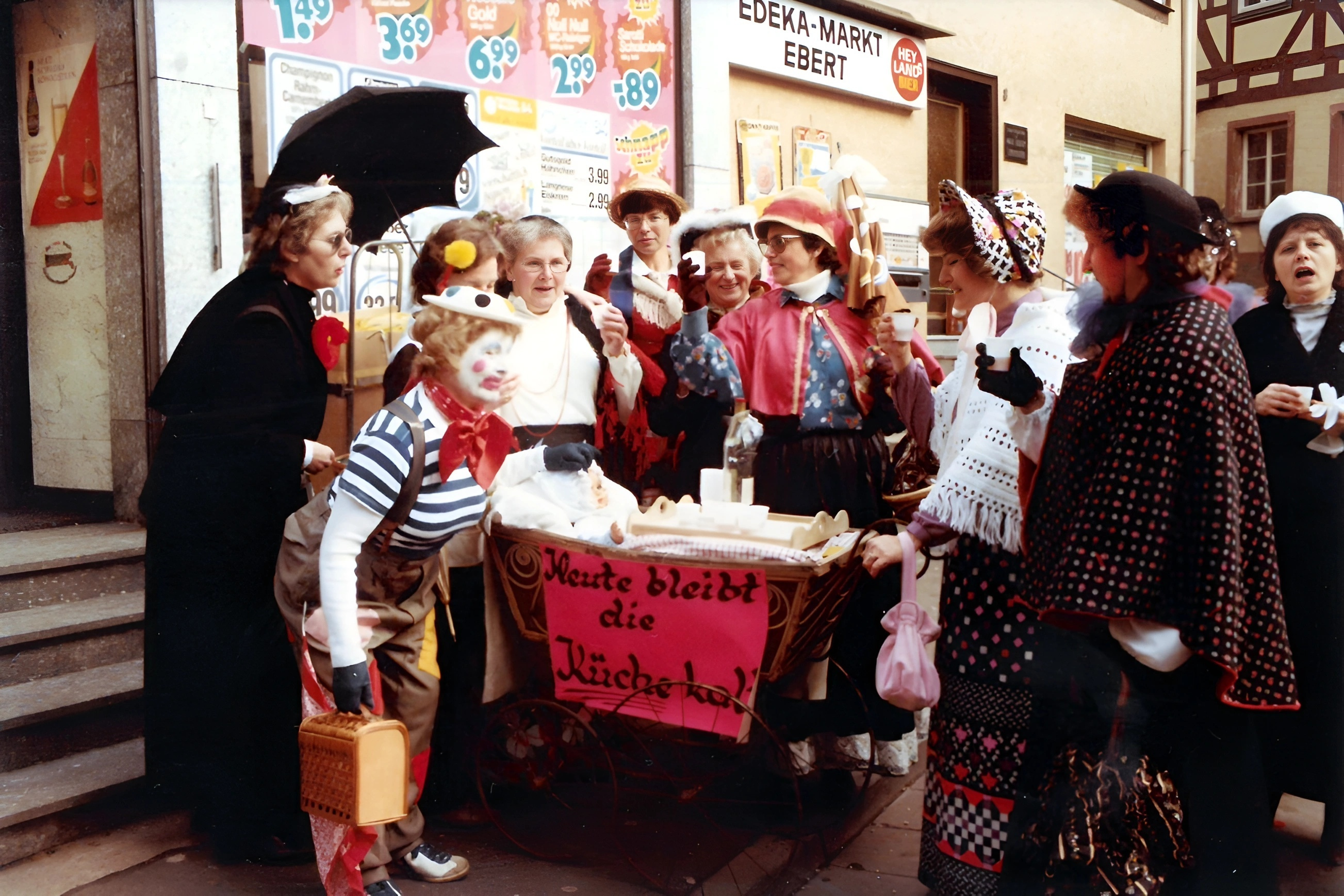 Die Mittwochsturnerinnen am Rosenmontag 1984