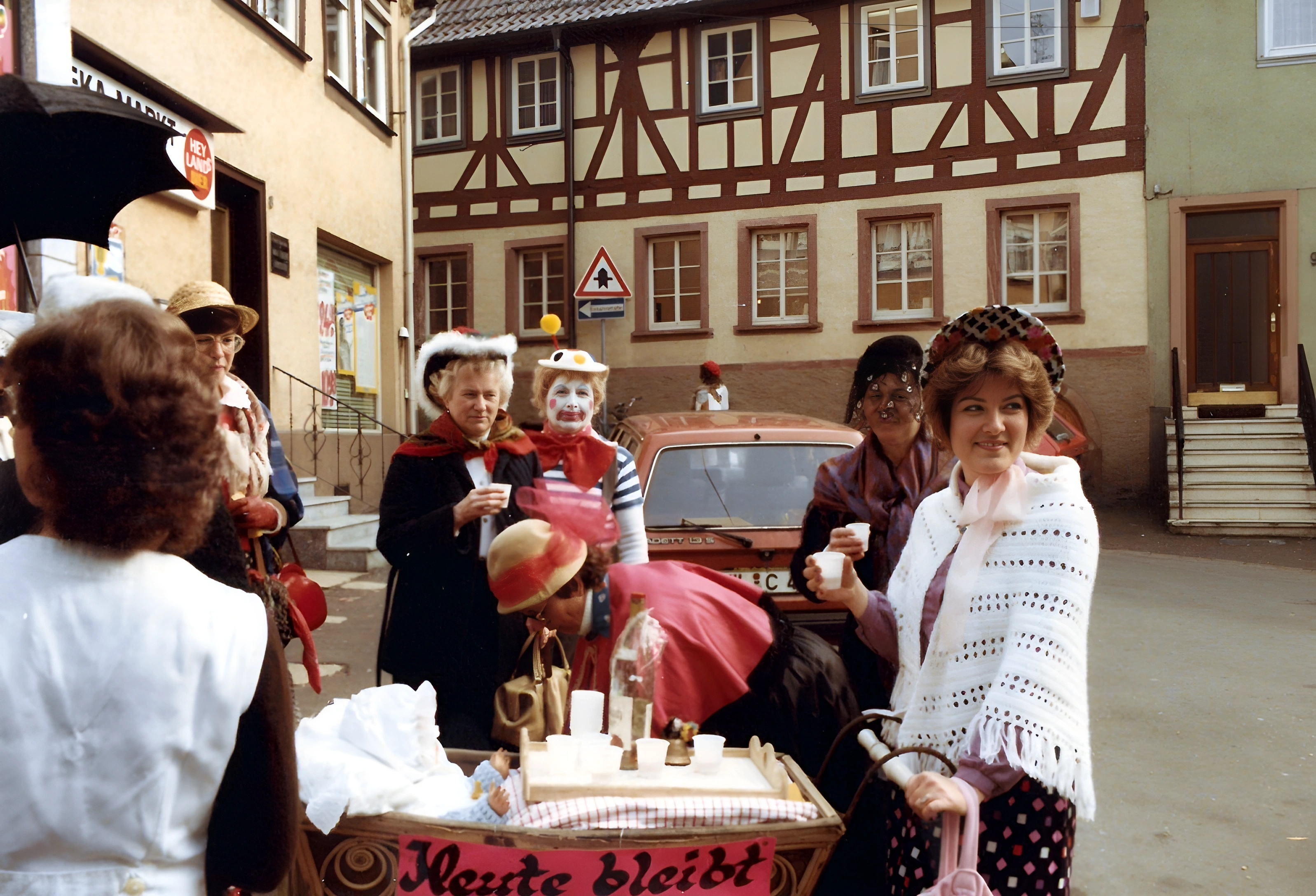 Die Mittwochsturnerinnen am Rosenmontag 1984