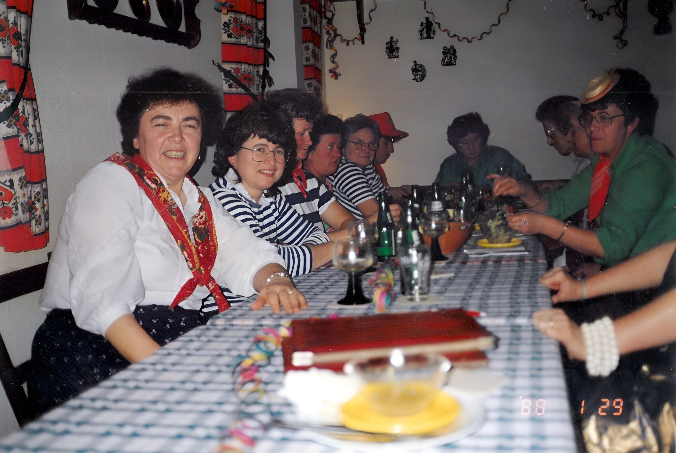 Die Mittwochsturnerinnen an Fasching 1988