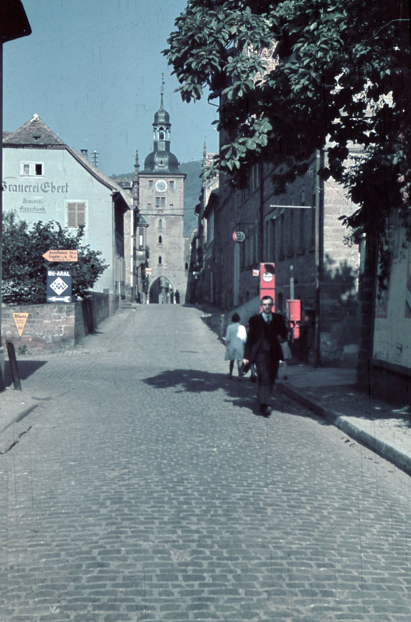 Die Wilhelmstraße mit der Brauereigaststätte (links im Bild).
