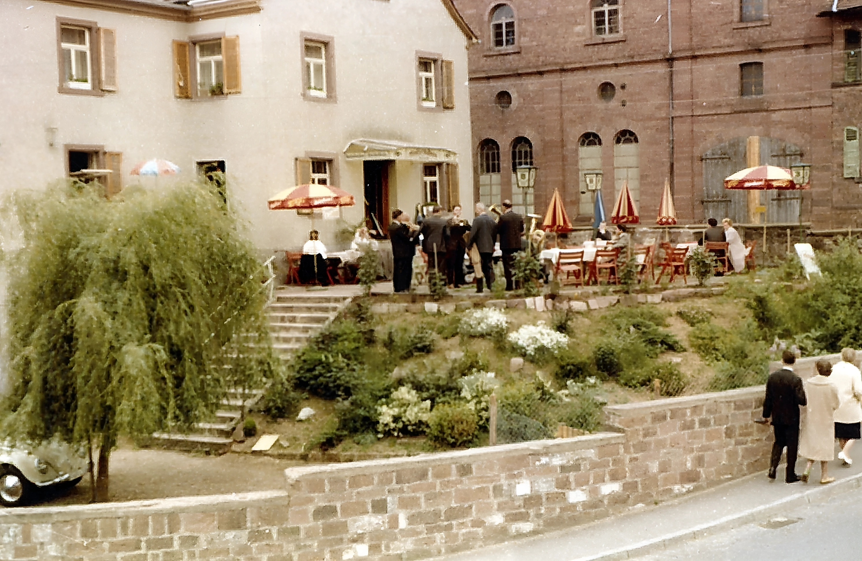Ständchen im Biergarten der Brauereigaststätte 1965