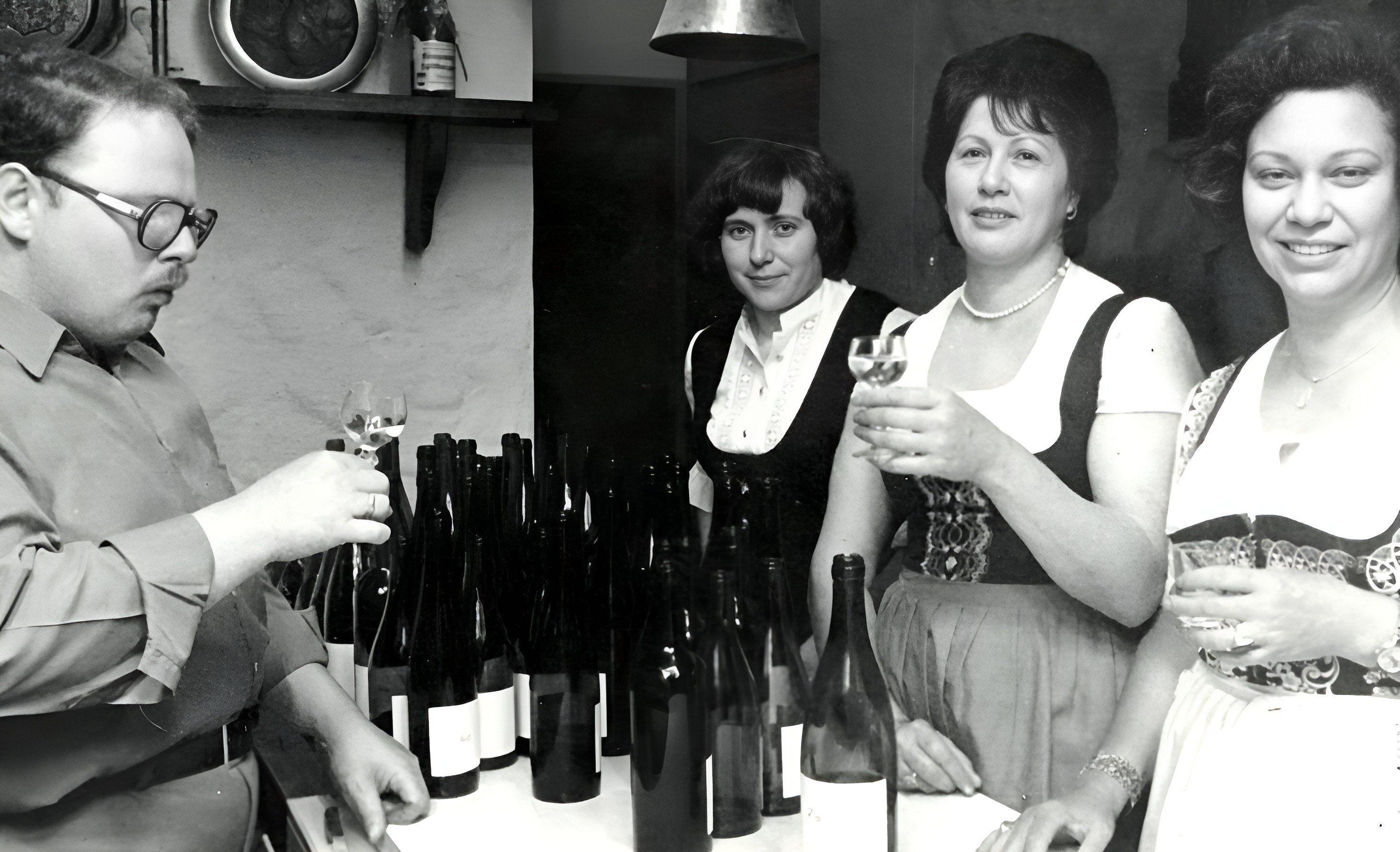 Kellermeister Willi Stritzinger prüft die Qualität der aufgezogenen Weine