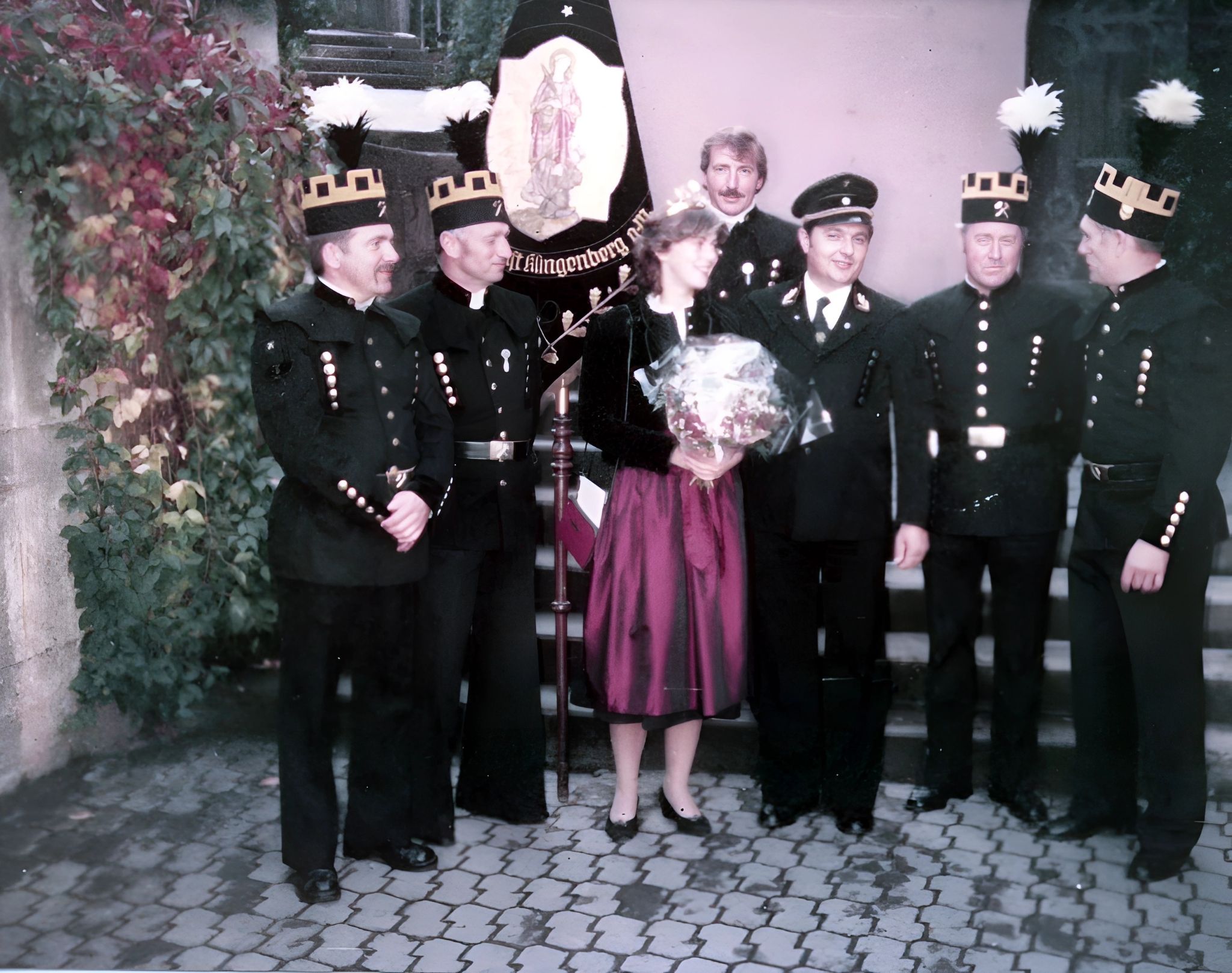 Die Fränkische Weinkönigin Karin Molitor umrahmt von den Klingenberger Bergleuten