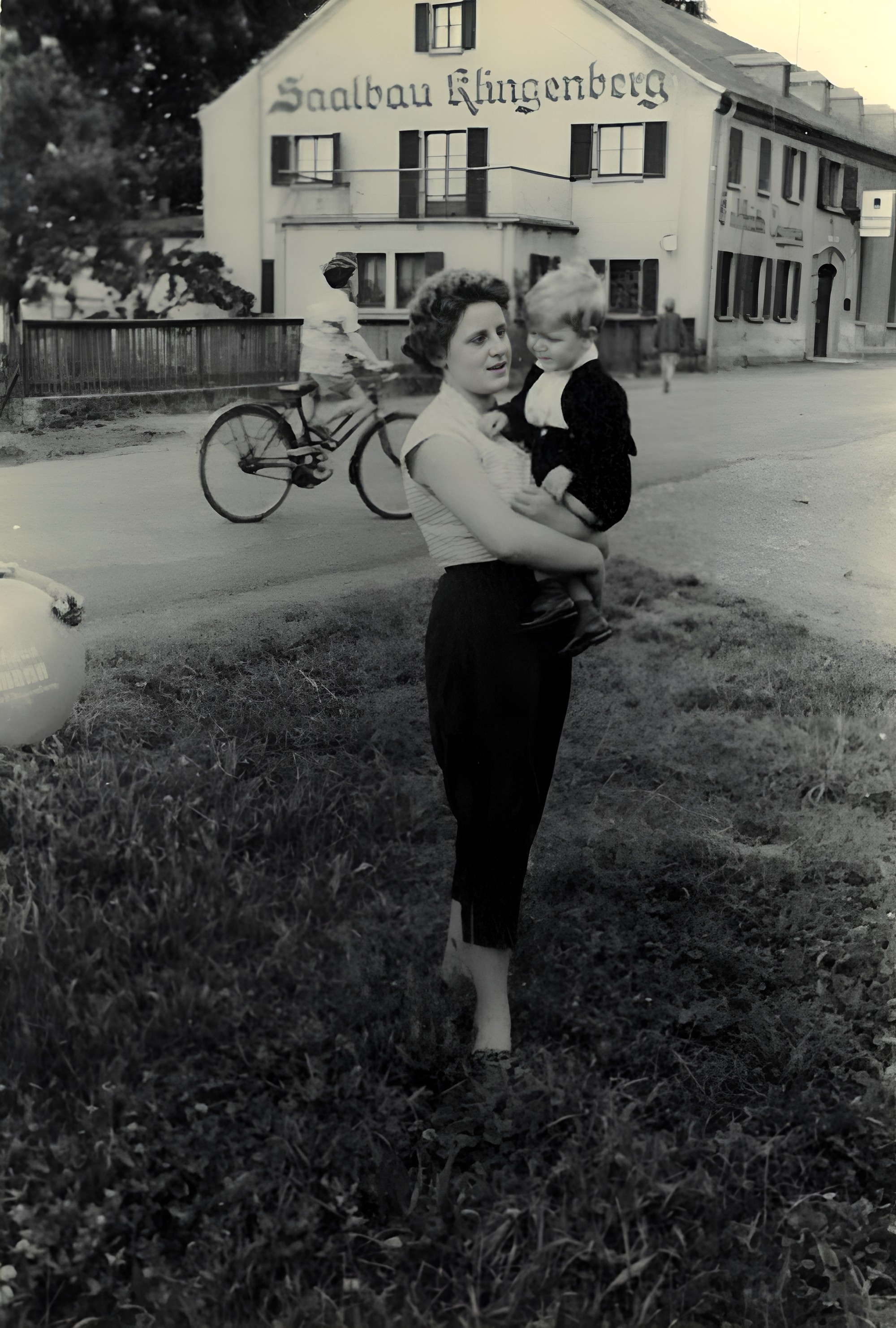 Vor der Gaststätte Saalbau Klingenberg im Sommer 1955