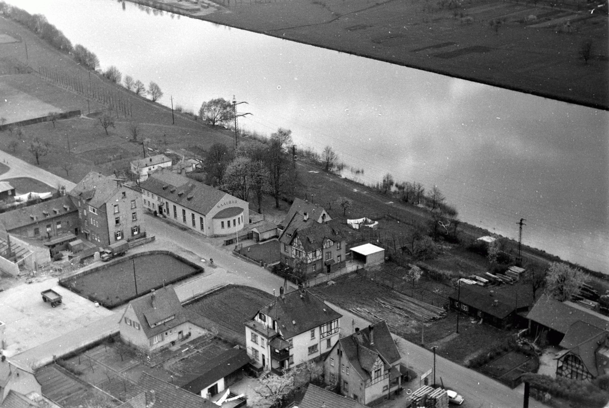 Der Brauereigaststätte (links im Bild), der Saalbau, das Gebäude Wilhelmstraße 120