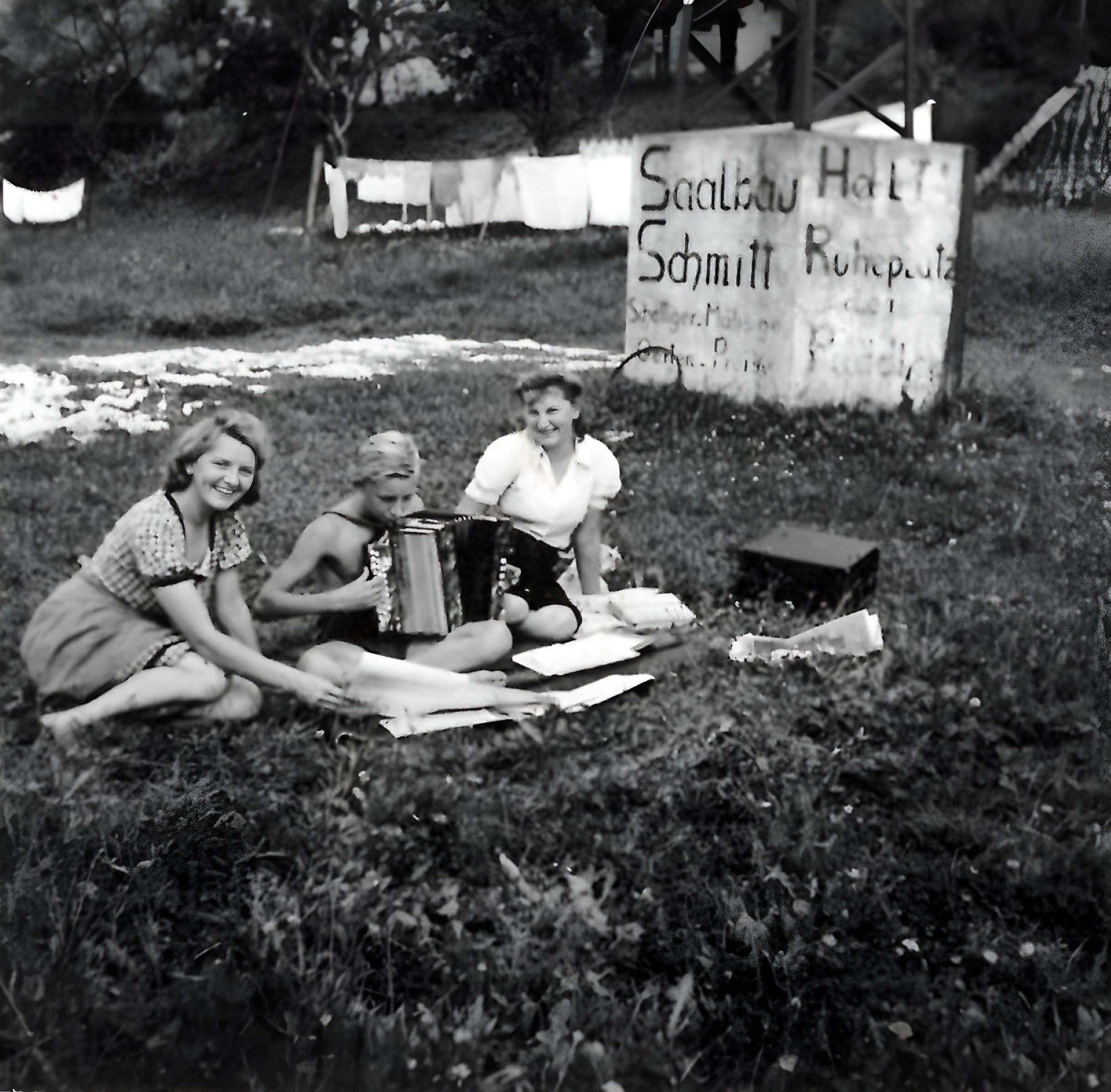Picknick am Main unterhalb der Terrasse vom Saalbau