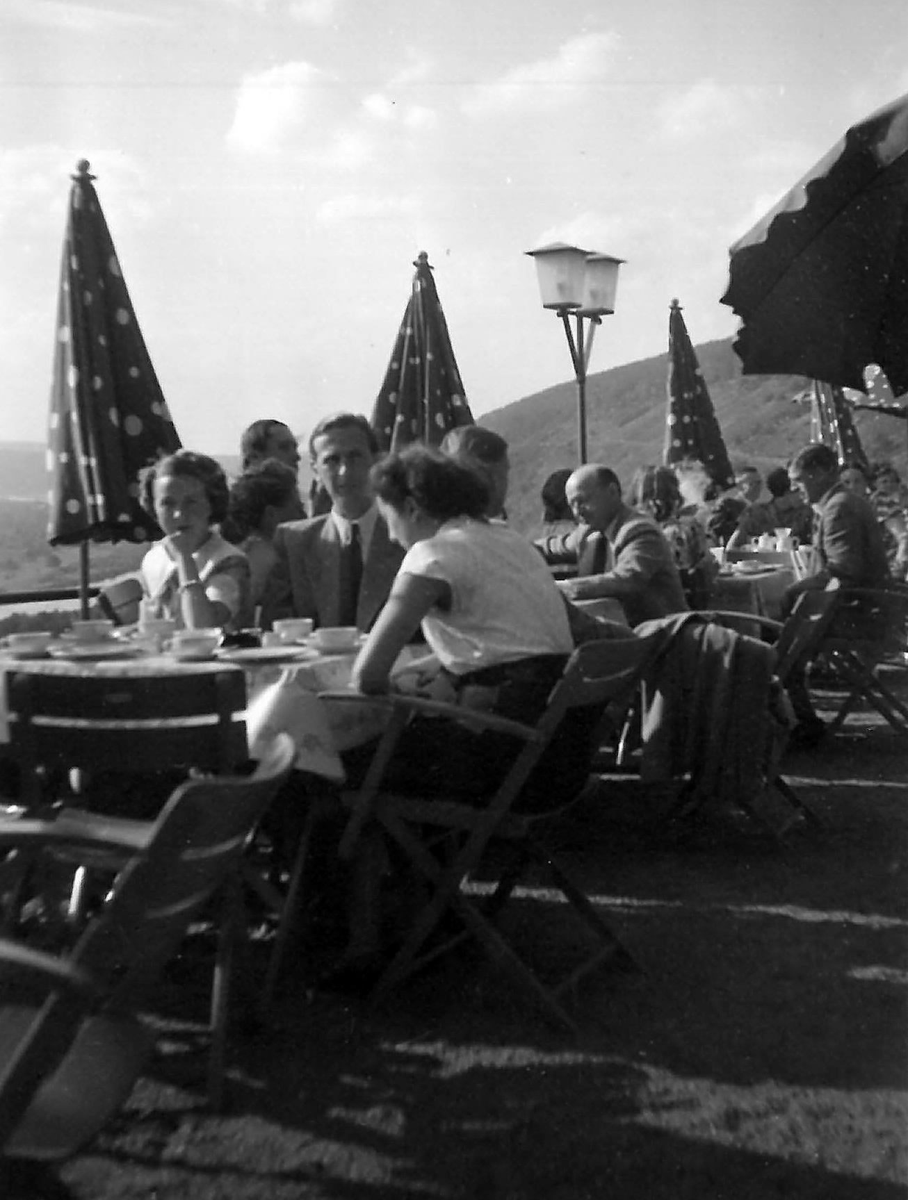 Geselligkeit auf der Burgterrasse um 1950