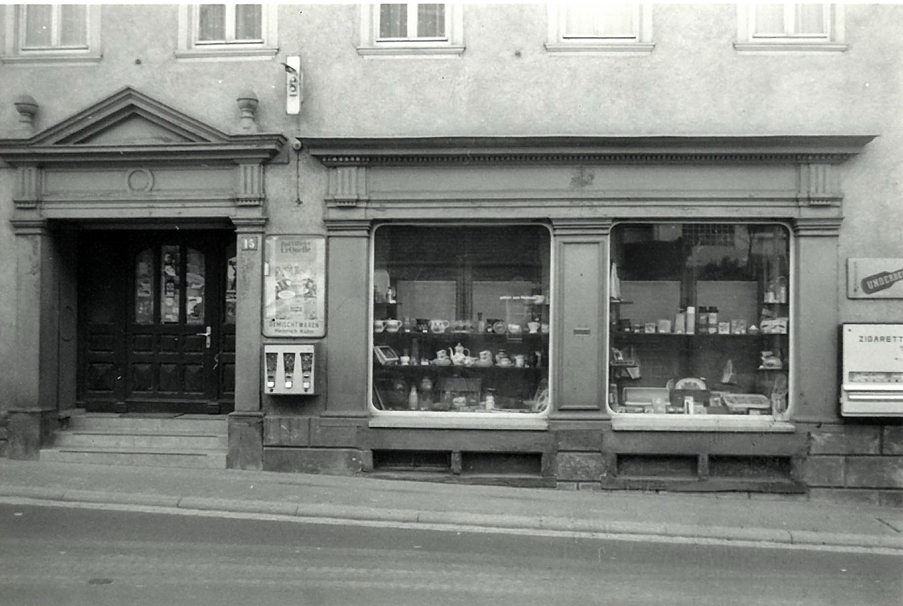 Das Schaufenster mit Gemischtwaren und Haushaltswaren. Foto ca. 1980