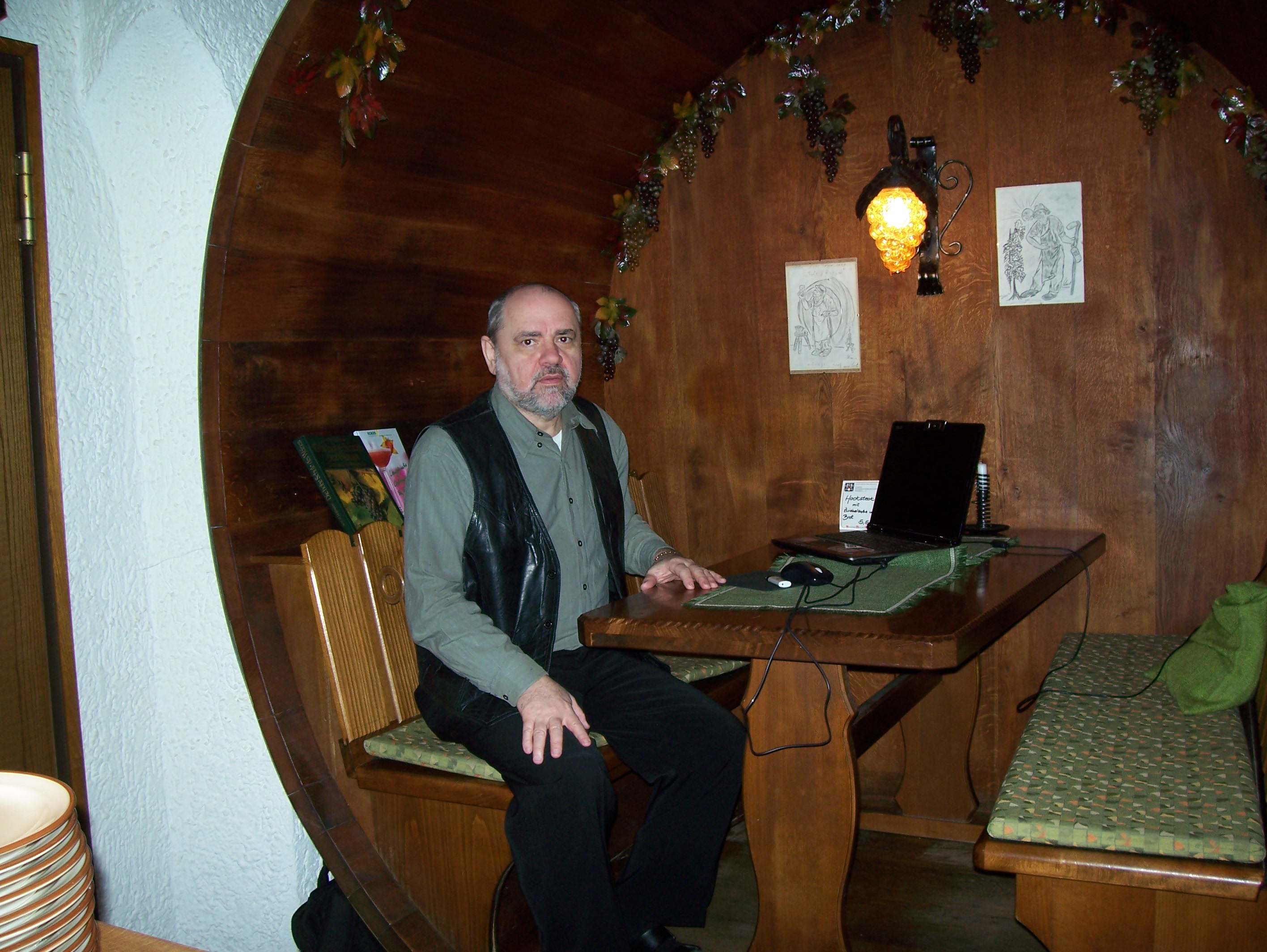 Helmuth Metzler in seiner Fass-Ecke