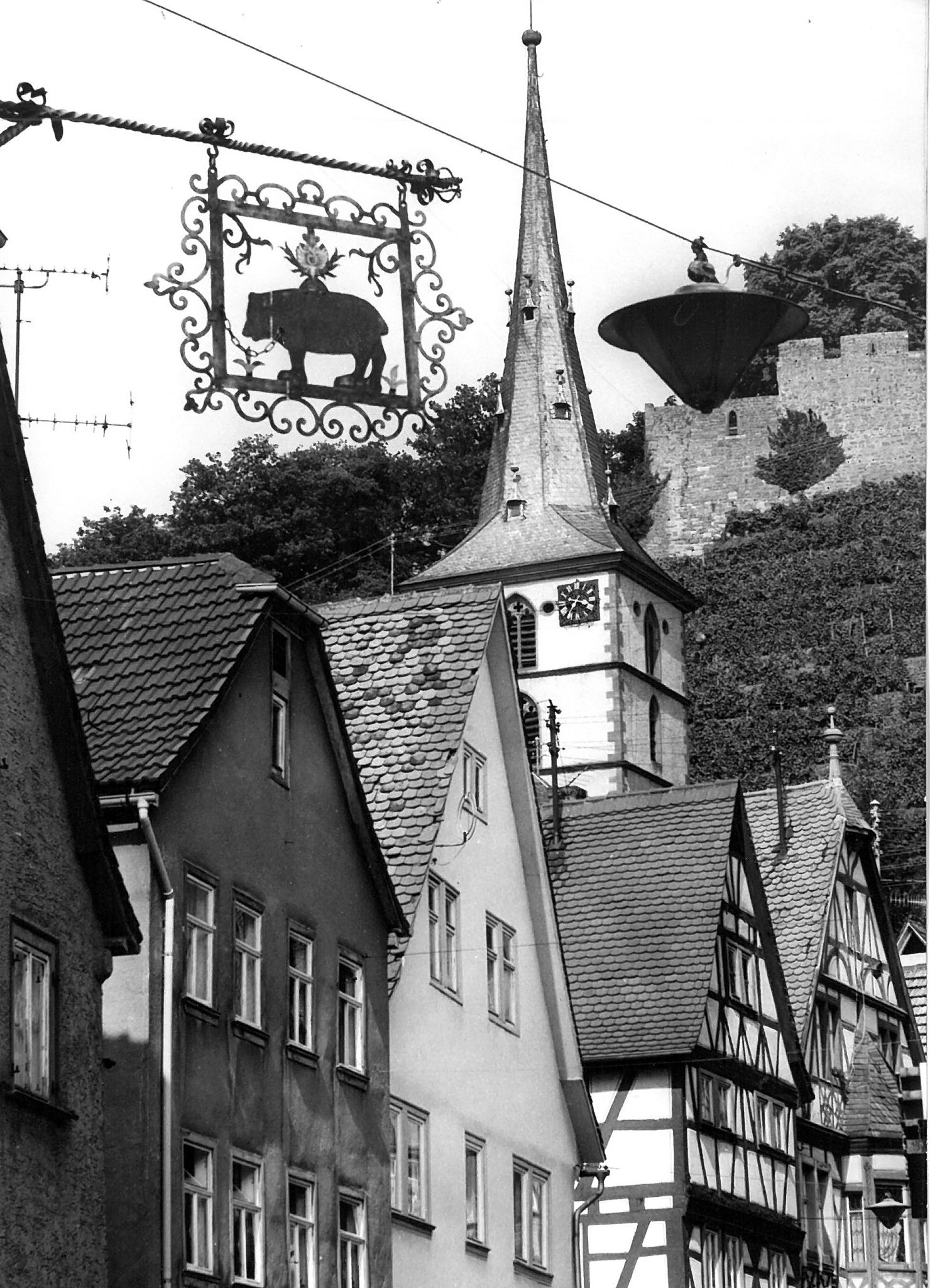 Das Aushängeschild mit Kirchturm und Clingenburg