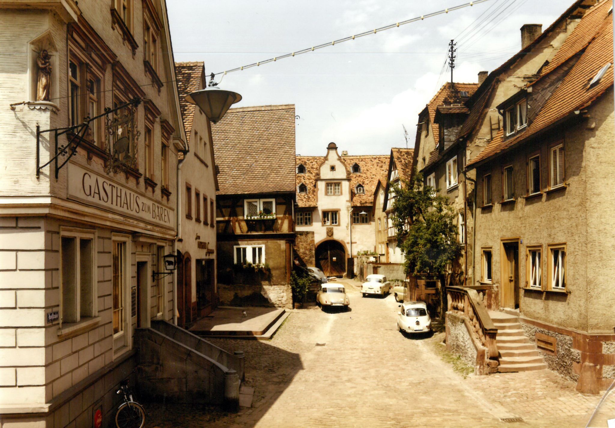 Blick in die Hofstraße mit dem Gasthaus "Zum Bären" links