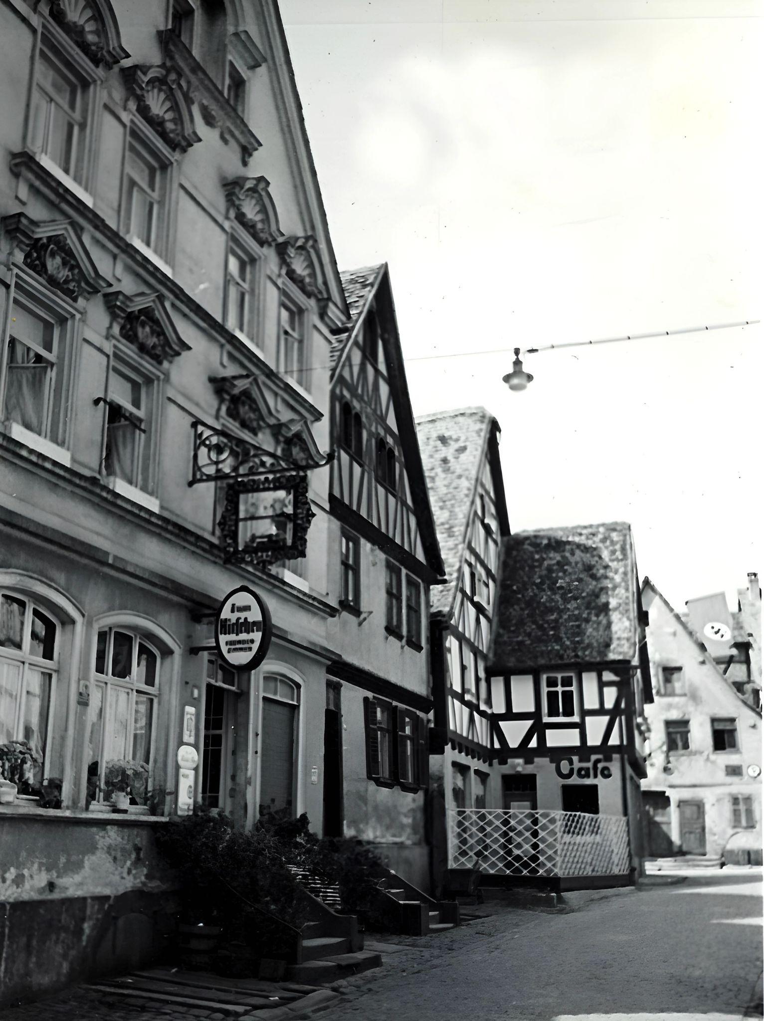 Blick in die Hauptstraße mit Gasthaus zum Hirschen um 1939