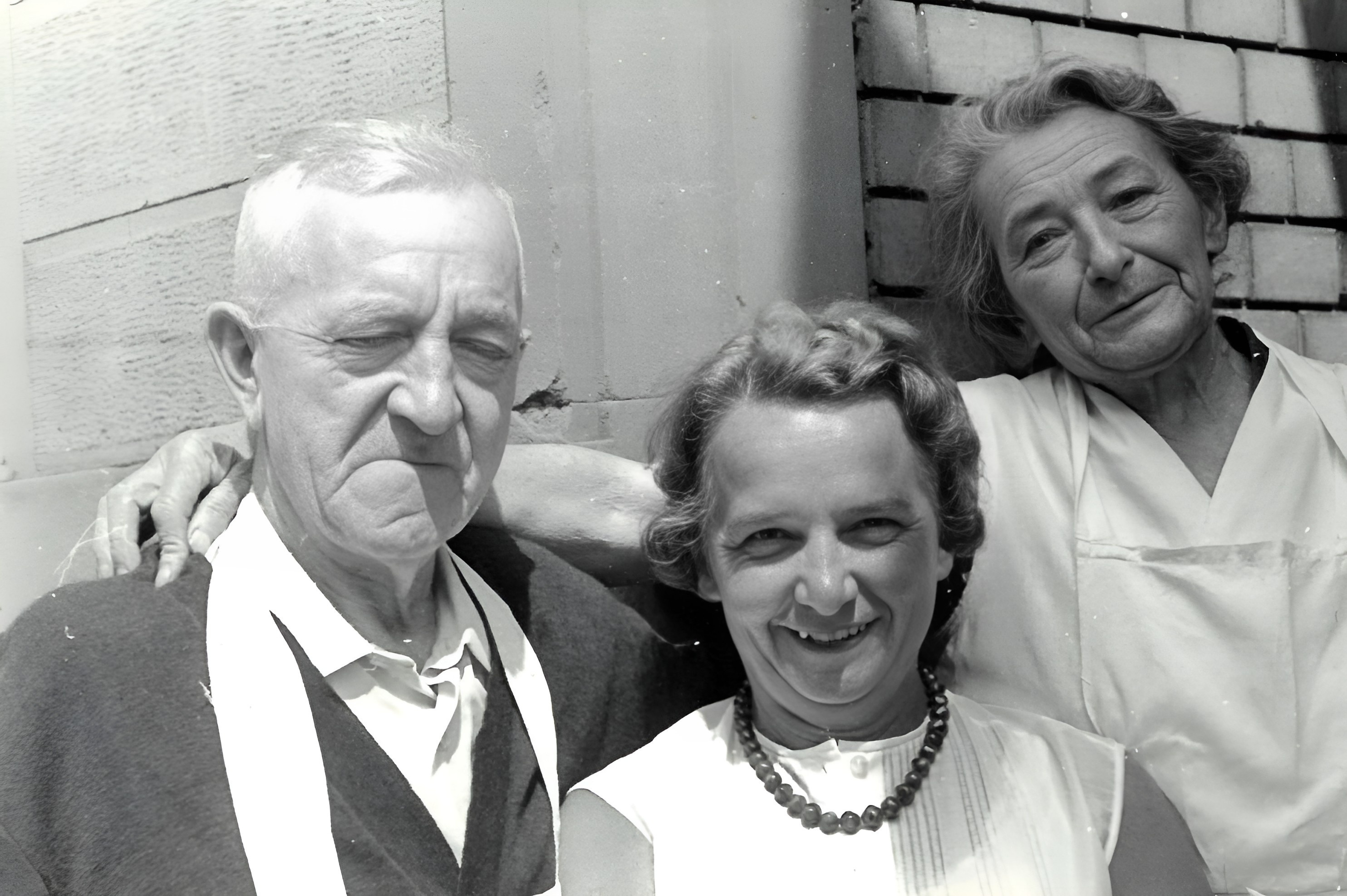 Das Wirtsehepaar (links und rechts) des Gasthauses zum Hirschen