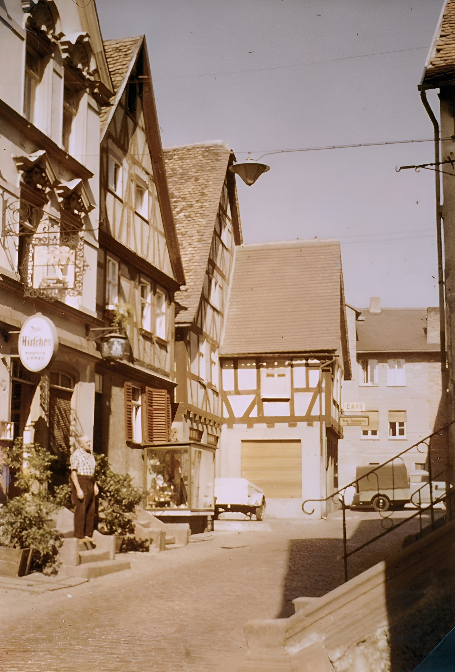 Straßenansicht mit Gasthaus zum Hirschen" um 1960