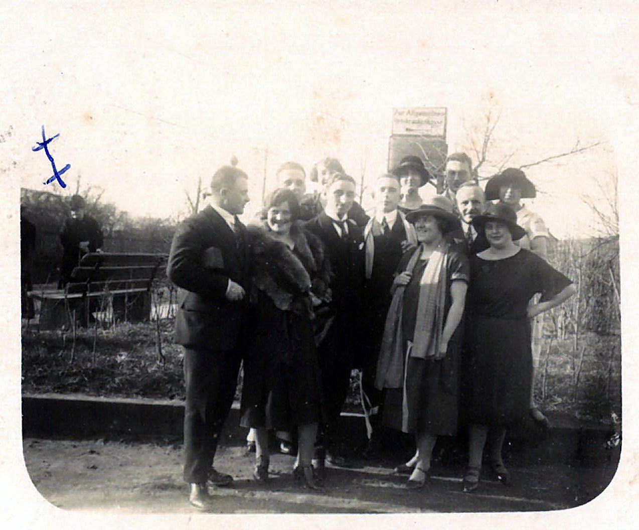 Rückseitenbeschriftung: "Herr Straub, Papa, an der Bank Eberts Oma"