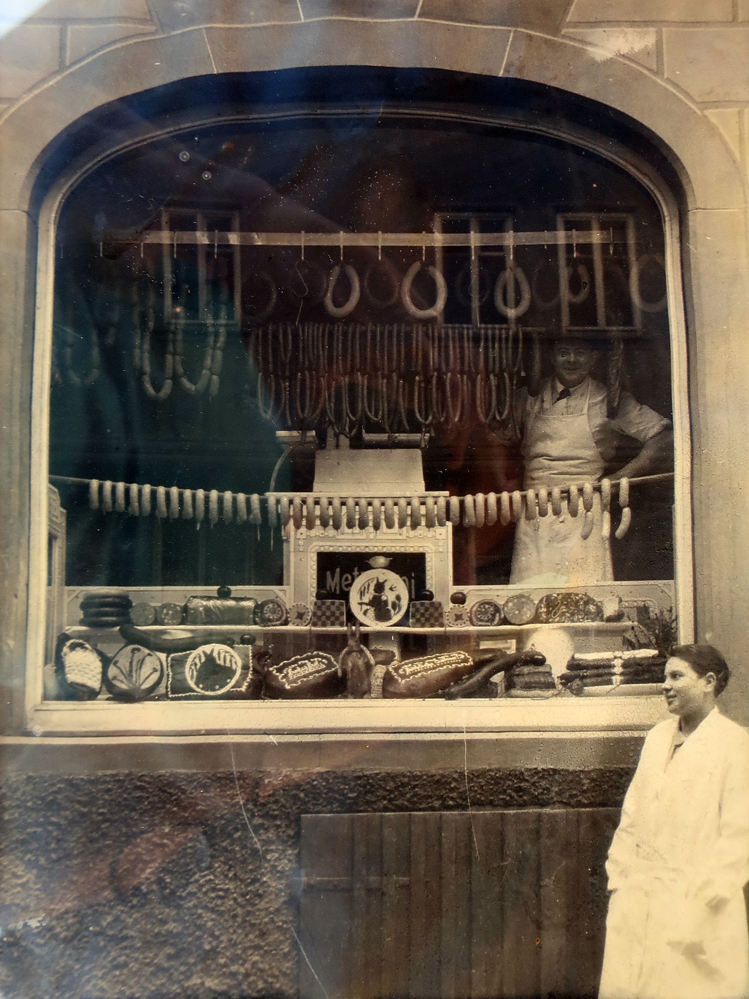 Blick in das Schaufenster der Metzgerei Kuhn ca. 1930