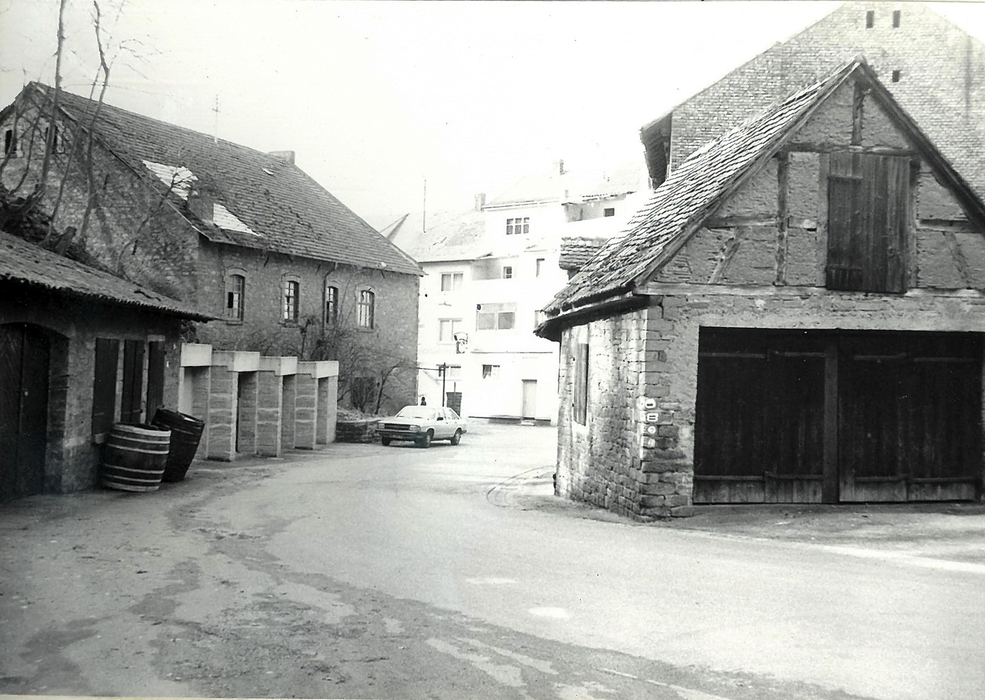 Das Steingebäude links wurde um 2010 abgerissen