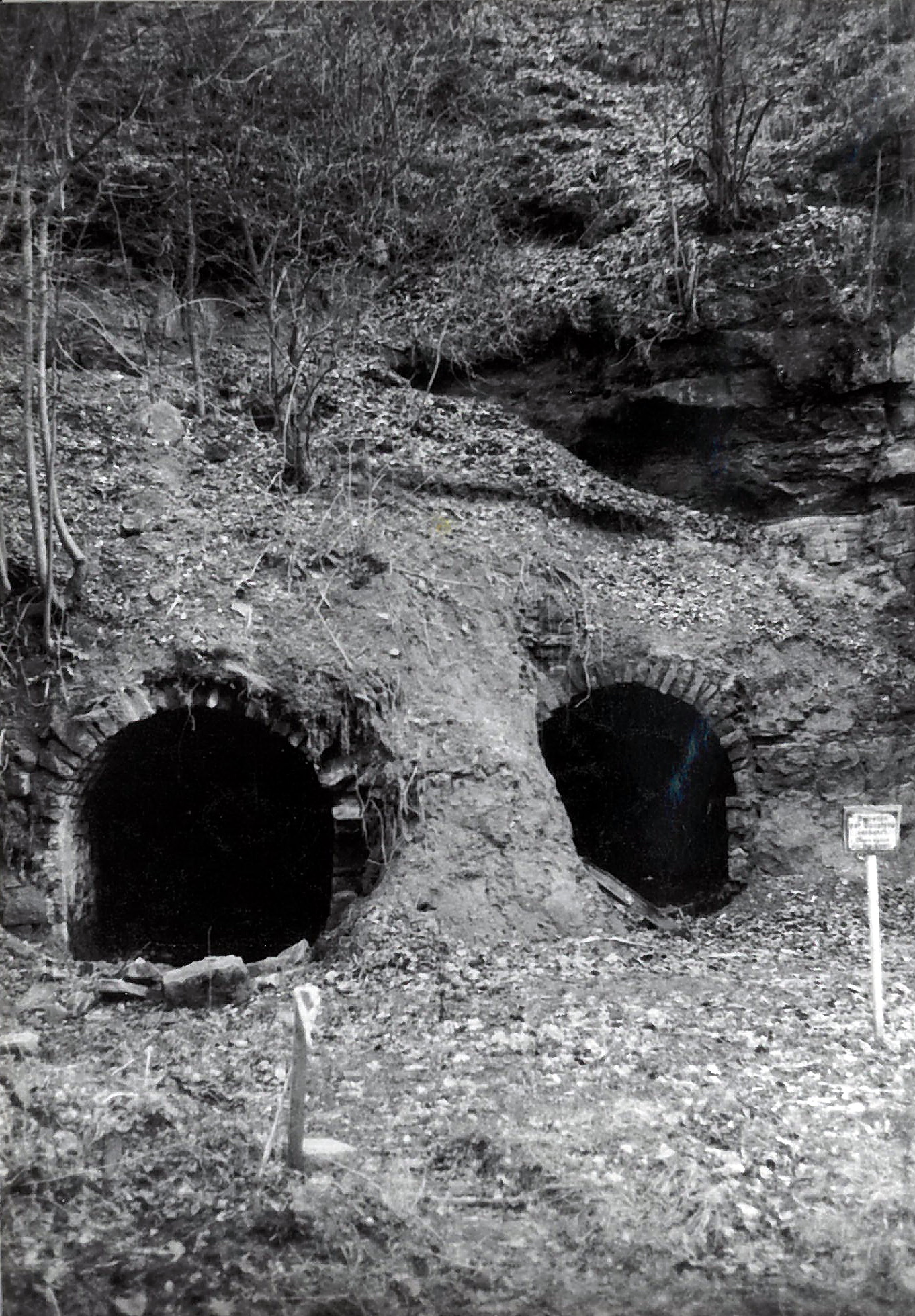 Eingänge zu Felsenkellern