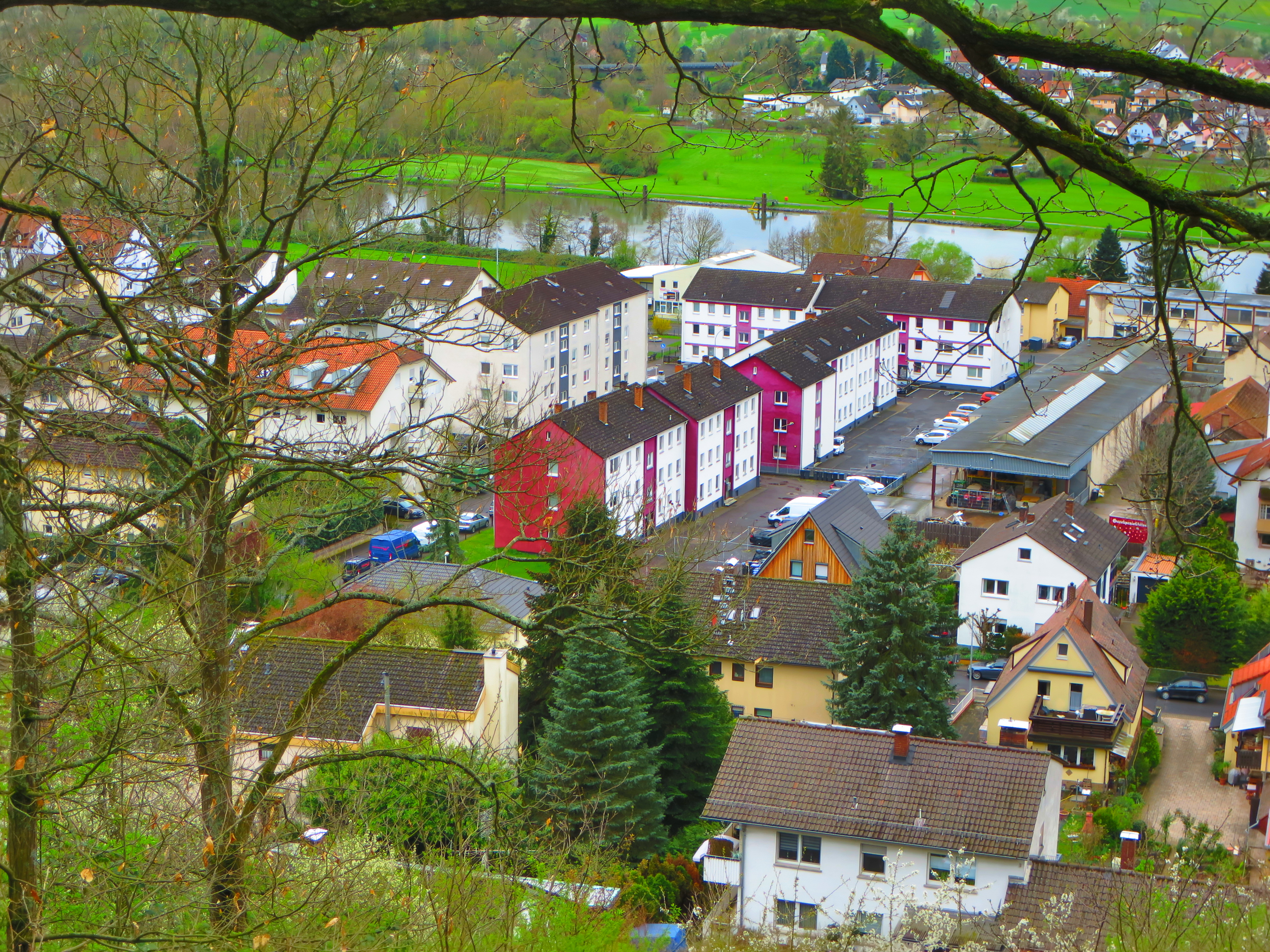 Blick auf die Mehrfamilienhäuser im Bickenbachring