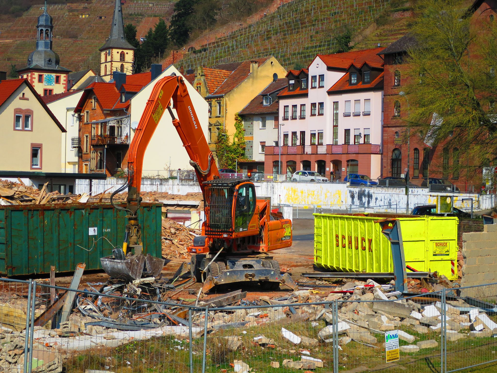Abrissarbeiten vom Maindamm aus beobachtet