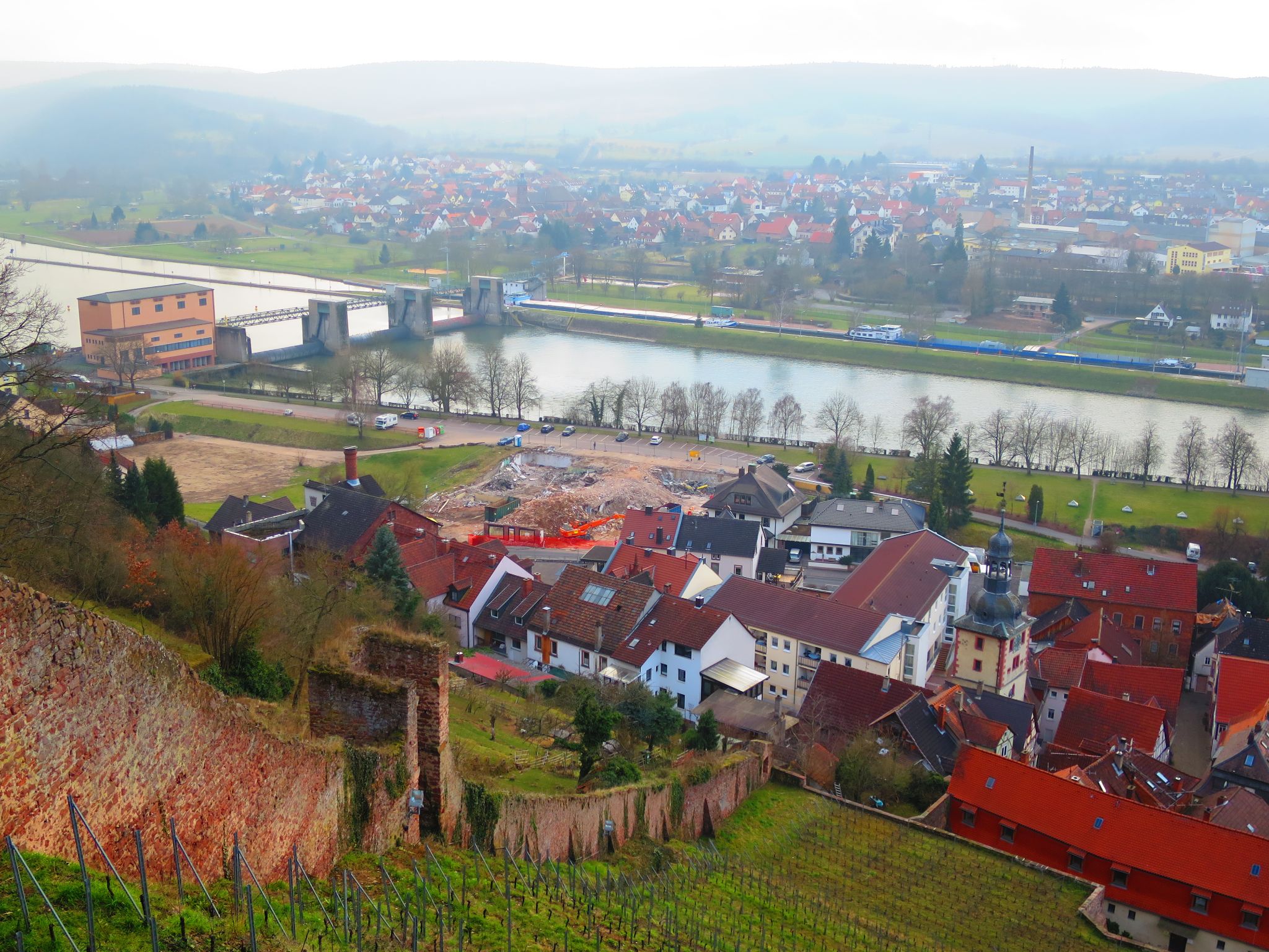 Die Abrissbaustelle von der Clingenburg aus gesehen