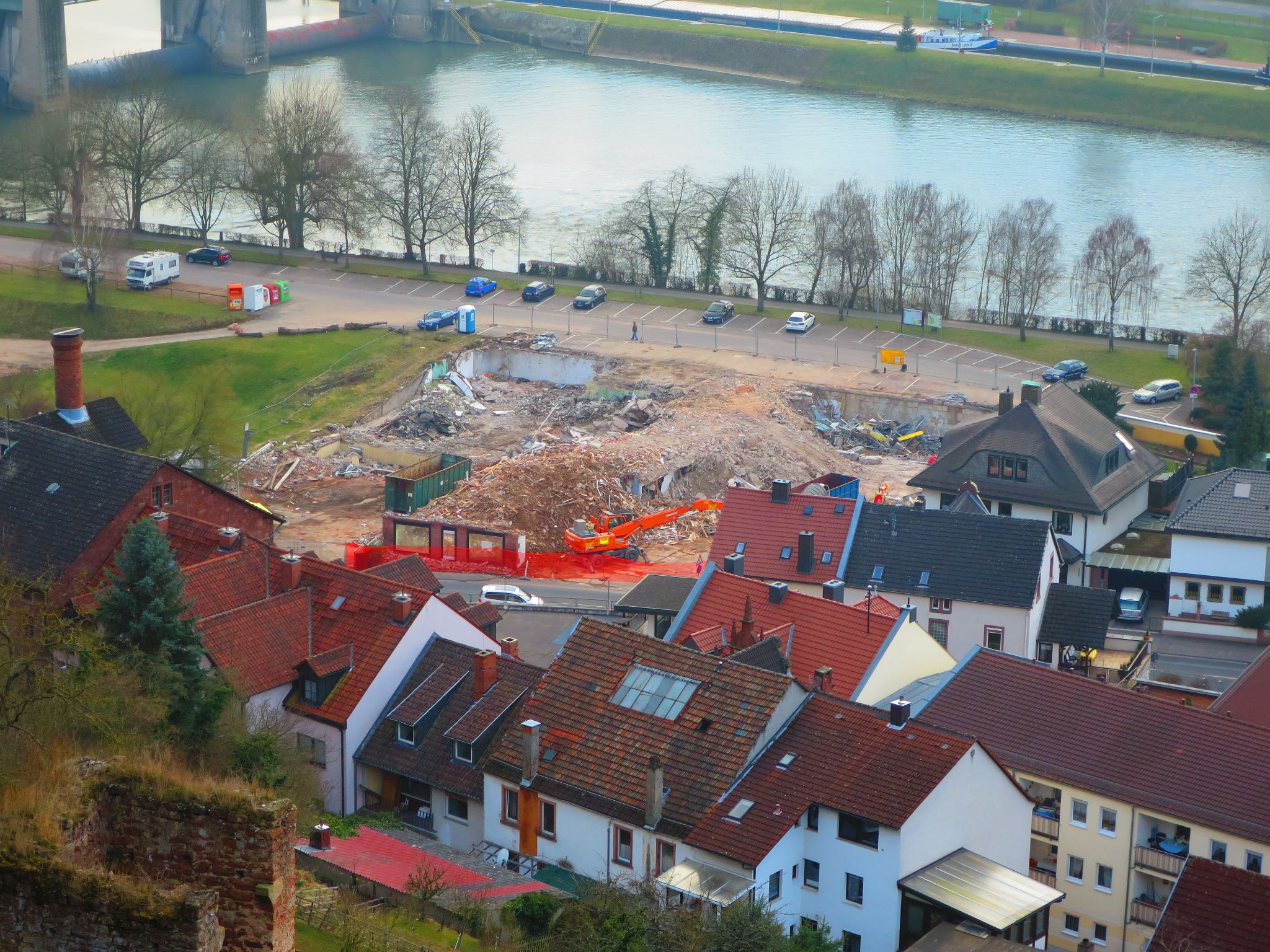 Die Abrissbaustelle von der Clingenburg aus gesehen